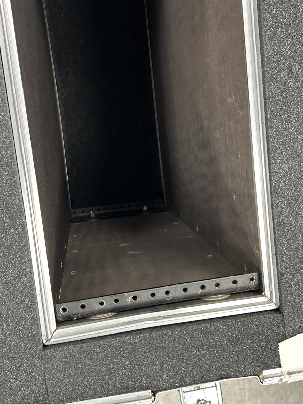 Flight Case Server Rack 4U Penn Elcom 19” Wide 21” Depth 2” Foam, missing parts