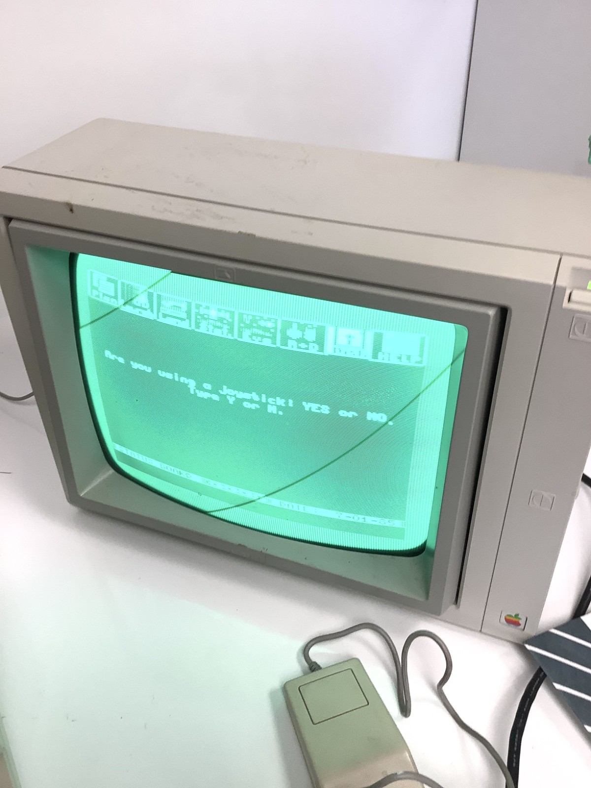 TESTED Apple IIe Monochrome Green A2M6017 CRT Monitor w/Original Box & Cables