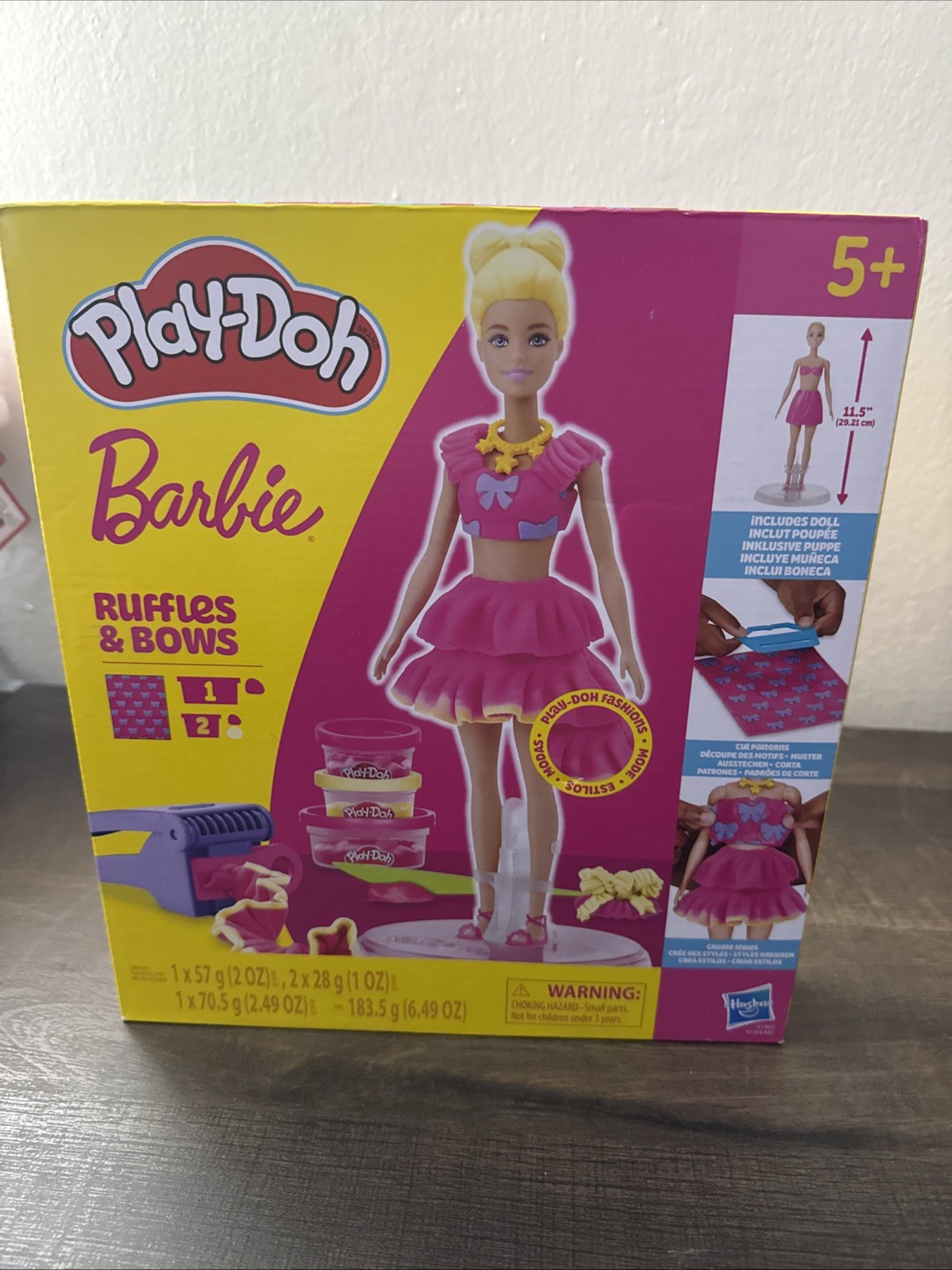 PLAY-DOH BARBIE RUFFLES & BOWS. NEW