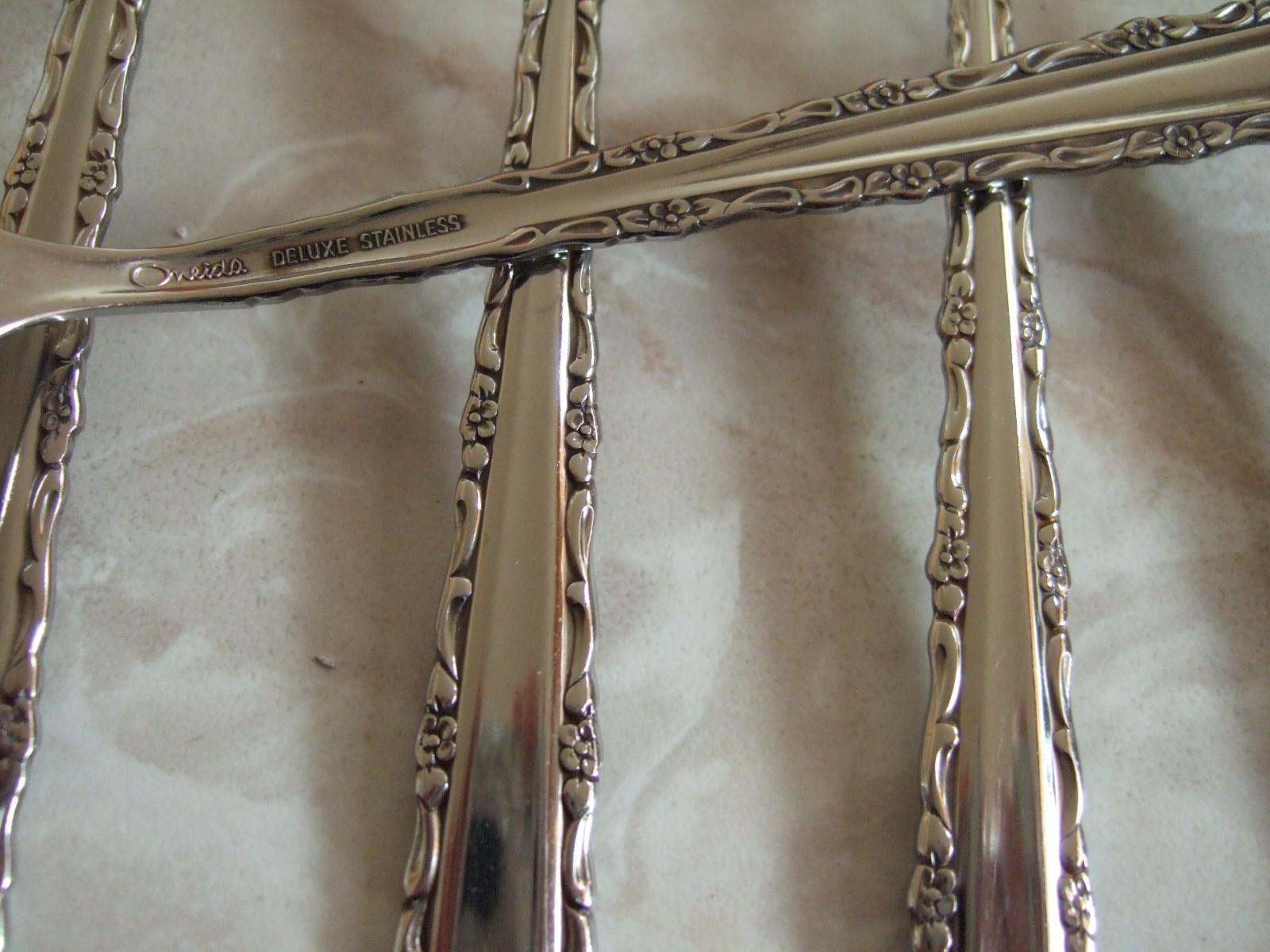 6 TEASPOONS ONEIDA CHERIE DELUXE STAINLESS FLATWARE