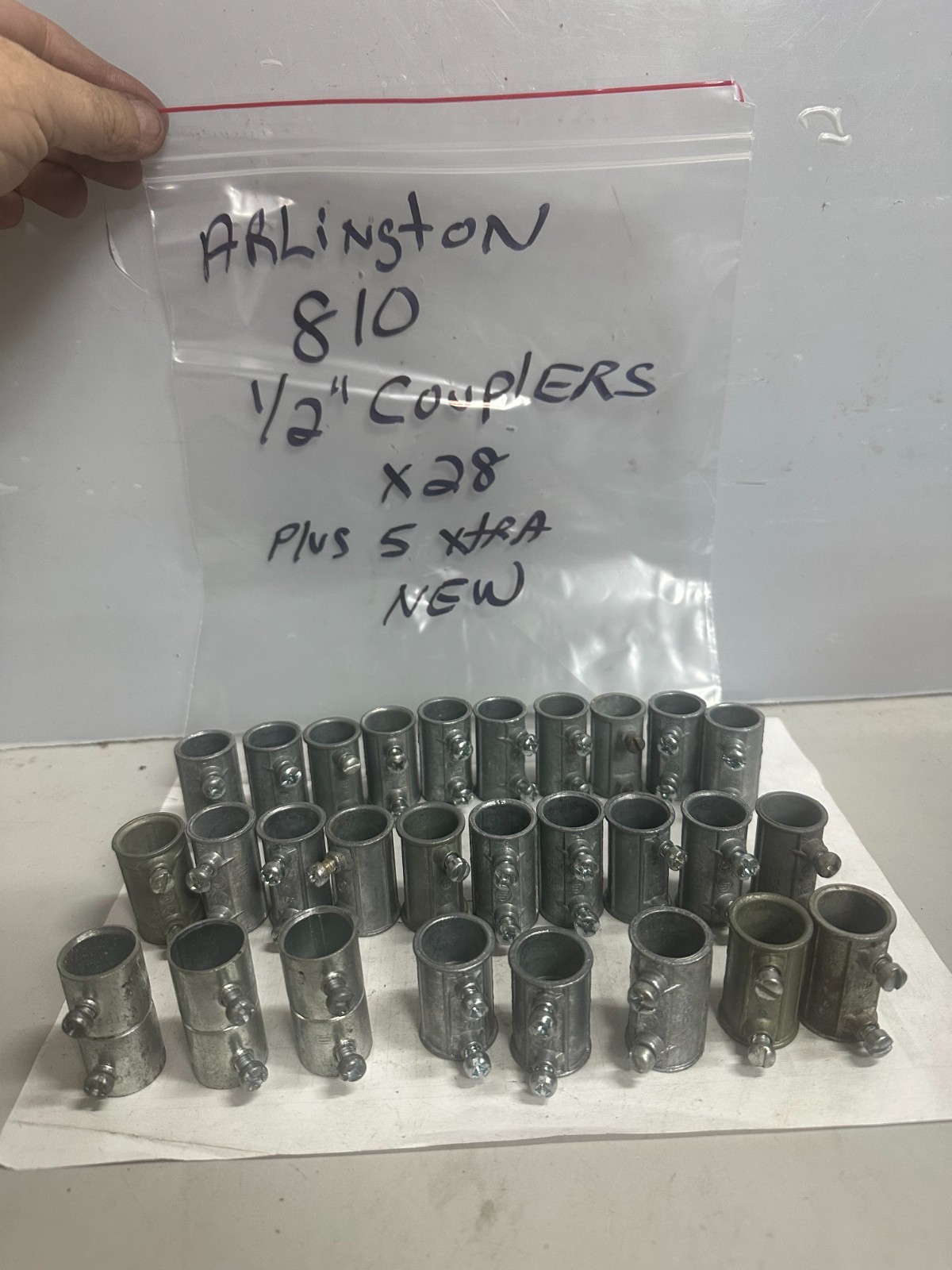 ARLINGTON 810 EMT SET SCREW COUPLINGS 1/2" (LOT OF 28) NEW FREE SHIPPING