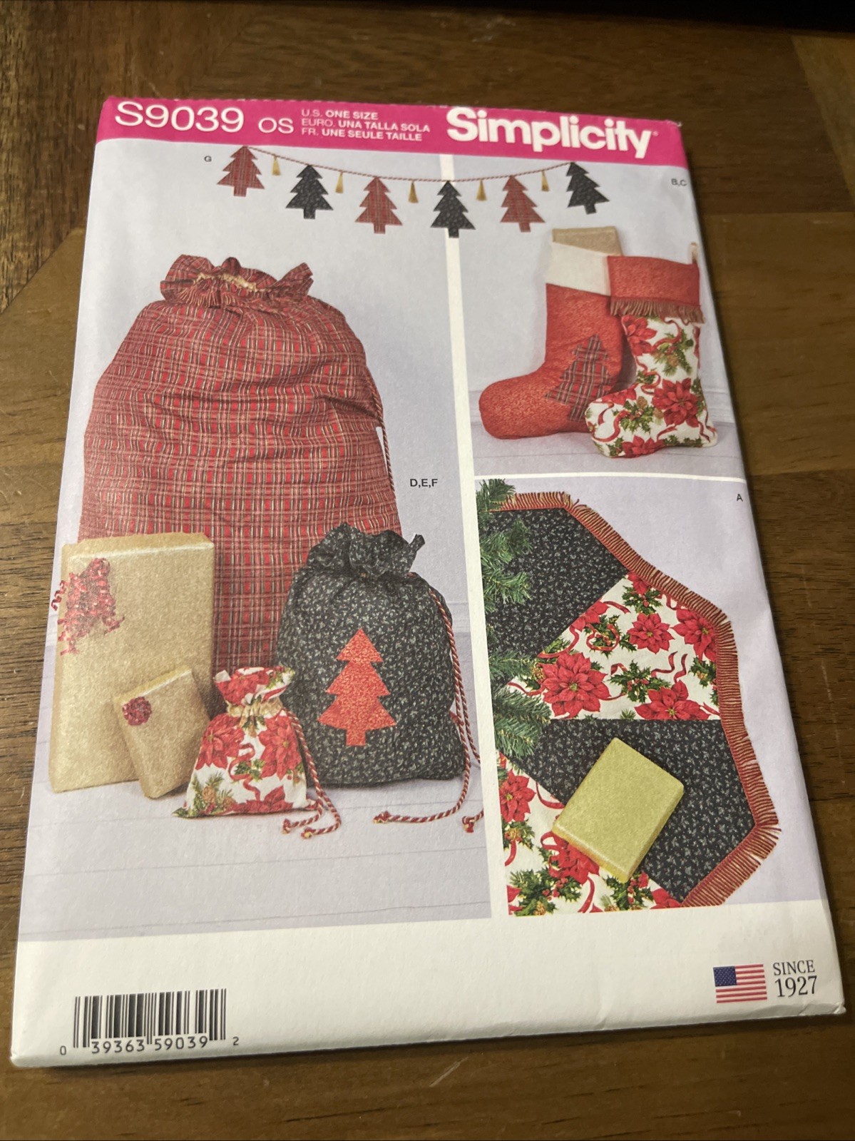 Simplicity Pattern S9039 CHRISTMAS Tree Skirt~Stocking~Mantle Garland~Gift Sacks