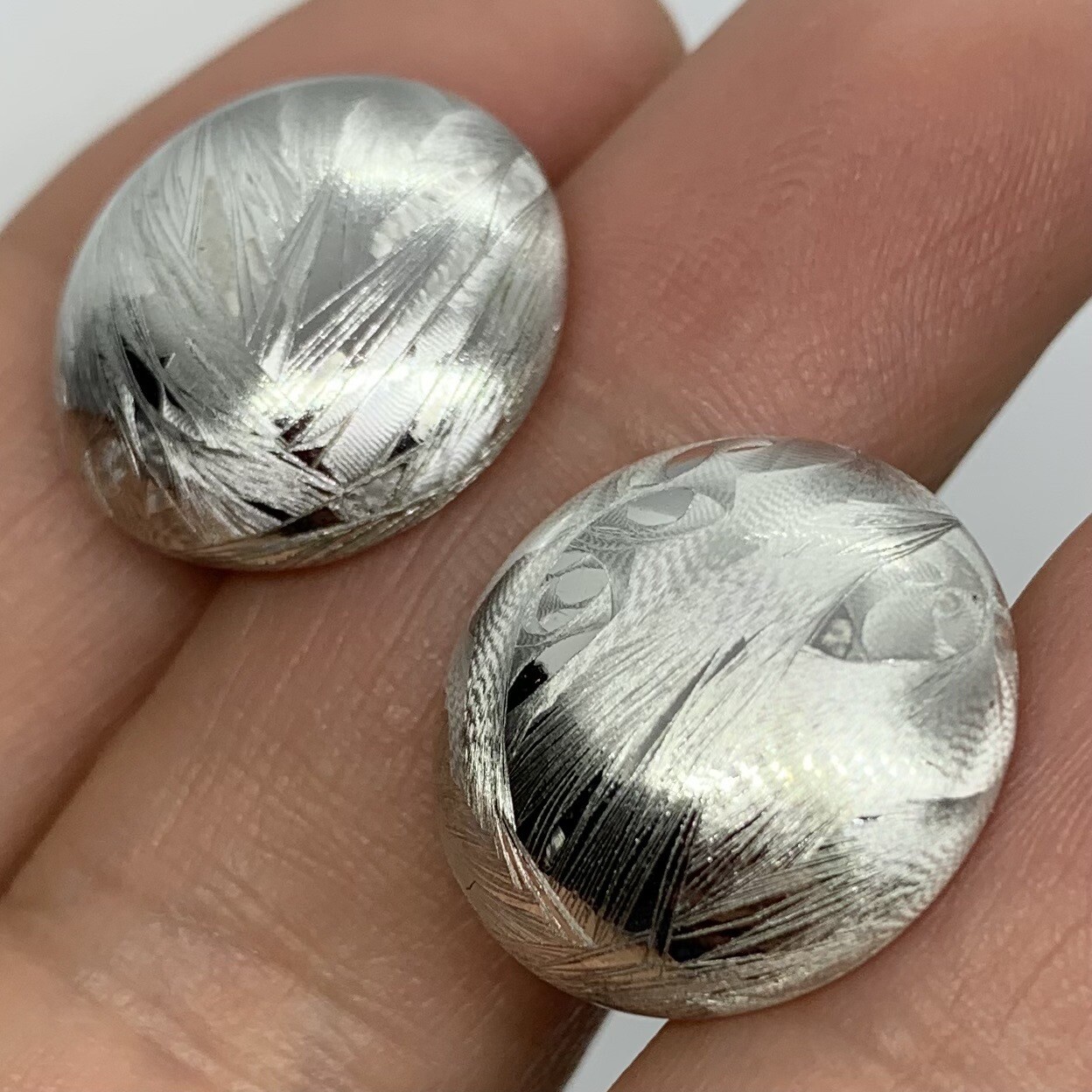 VTG BRUSHED SILVER SWIRL SHINY DOME ROUND STUD EARRINGS 3/4”