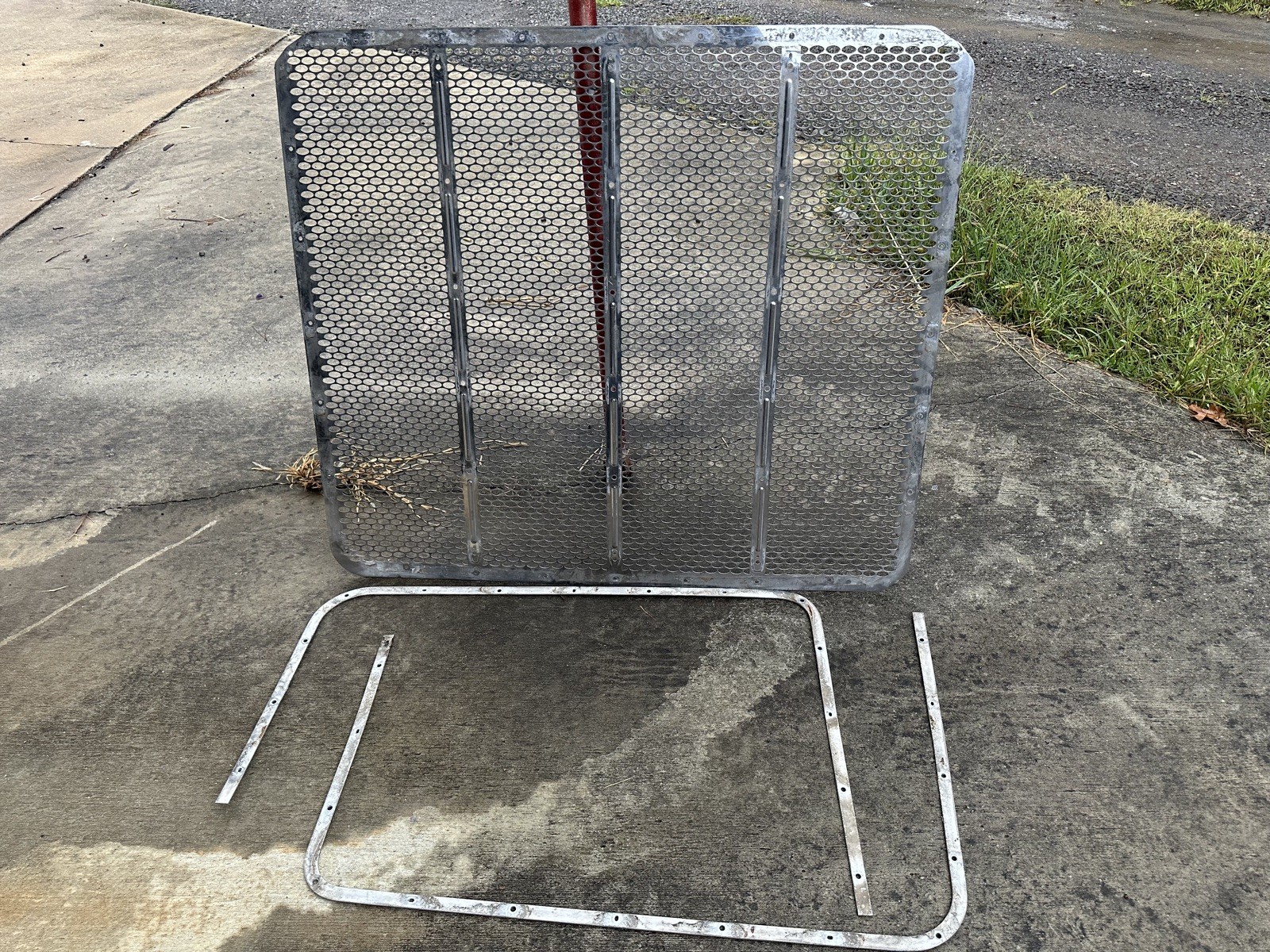 Peterbilt 388/389 Stainless Grille OEM with insert trim