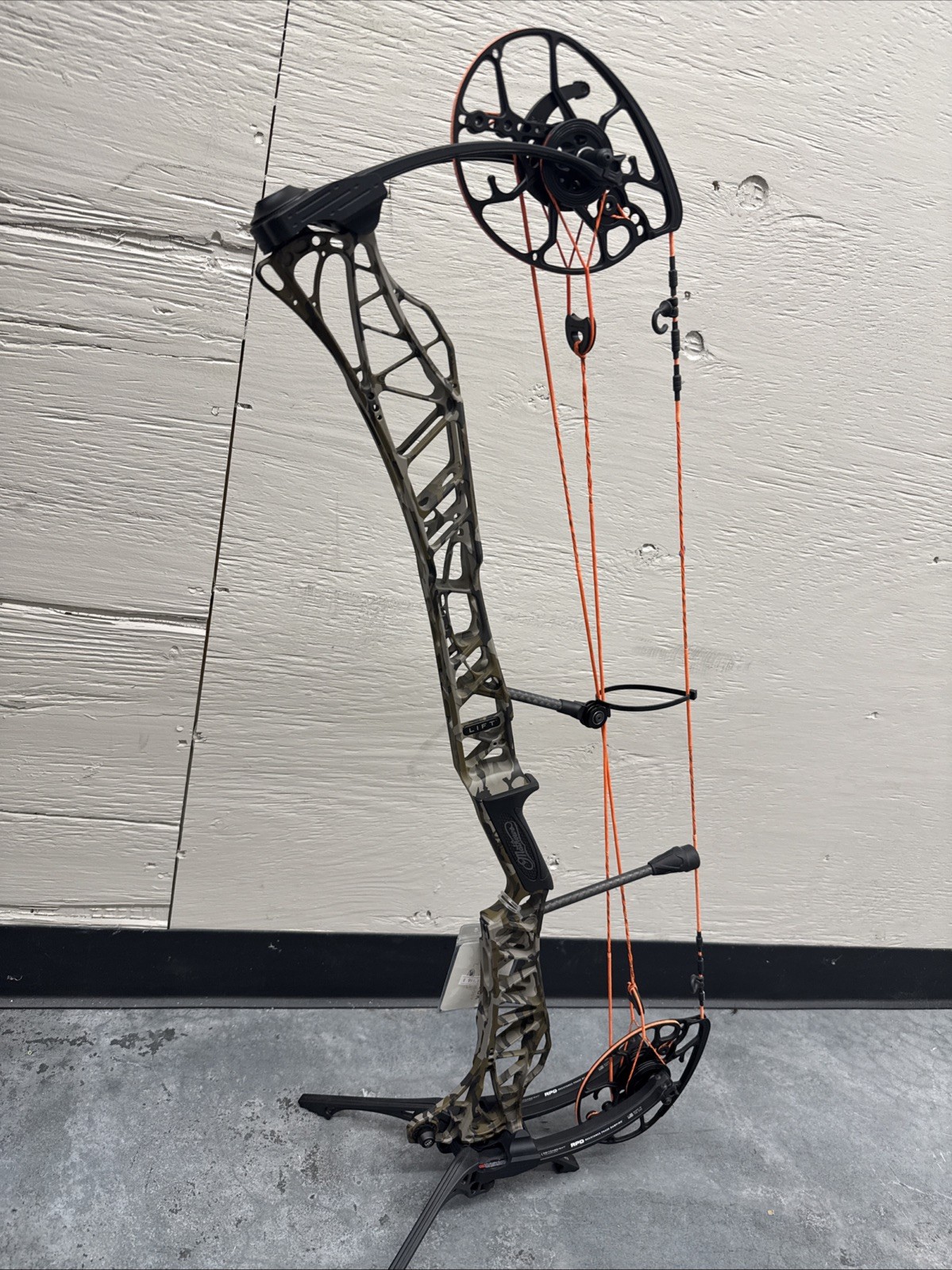 Mathews Lift 33 Right Hand 70# 28.5” Draw Bottomland Riser Black Limbs
