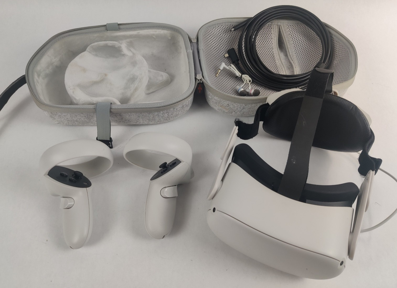 Oculus Quest 2 VR Headset 128GB  2 Controllers w/ Carrying Case - Tested
