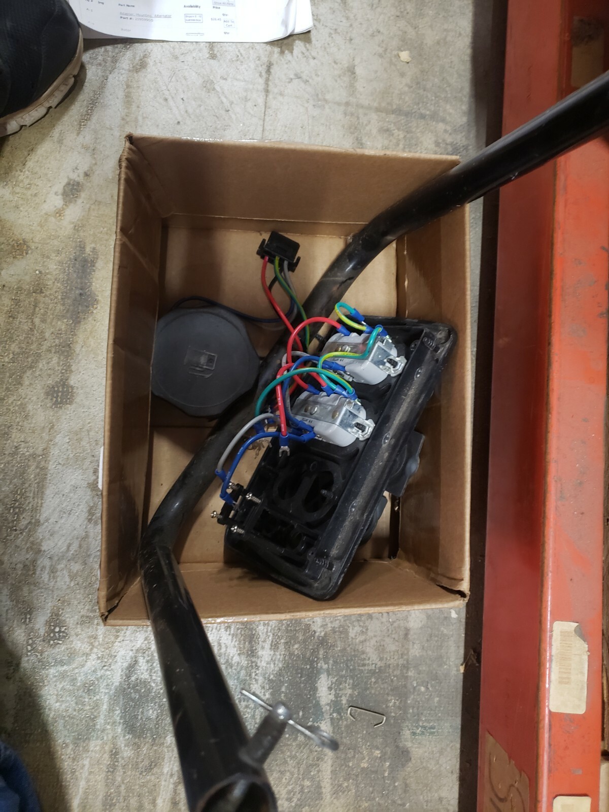 USED 22694GS RECEPTACLE  FOR 030248-0 B&S -YOU ARE BUYING PART OF THE PICTURE