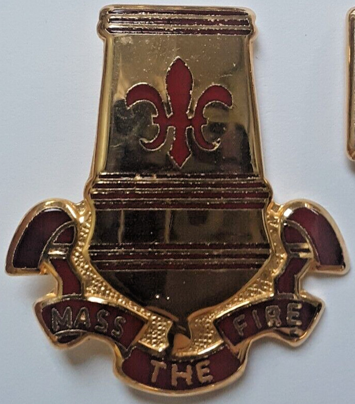 US Army 82nd Airborne Division Artillery Unit Crest 'Mass The Fire' Pin DUI VTG