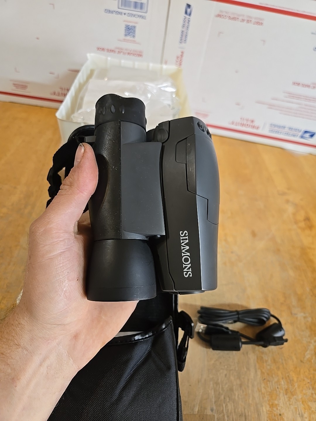 Simmons CaptureView 8x42 Binoculars and Digital Camera Model 822218