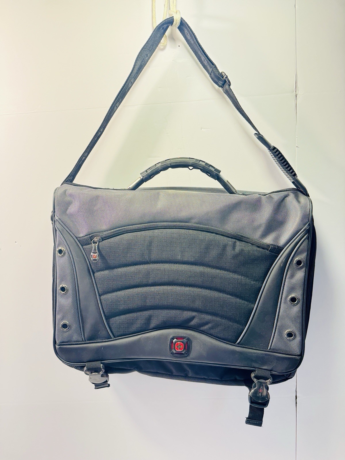 SwissGear Large Laptop Bag & Messenger 17x15x5 in With 14 Pockets. great shape