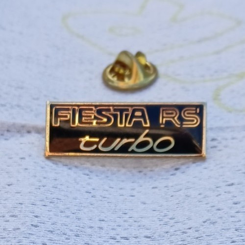 FORD FIESTA RS TURBO METAL LAPEL PIN BADGE IN BLACK & GOLD CLASSIC FORD RACE CAR