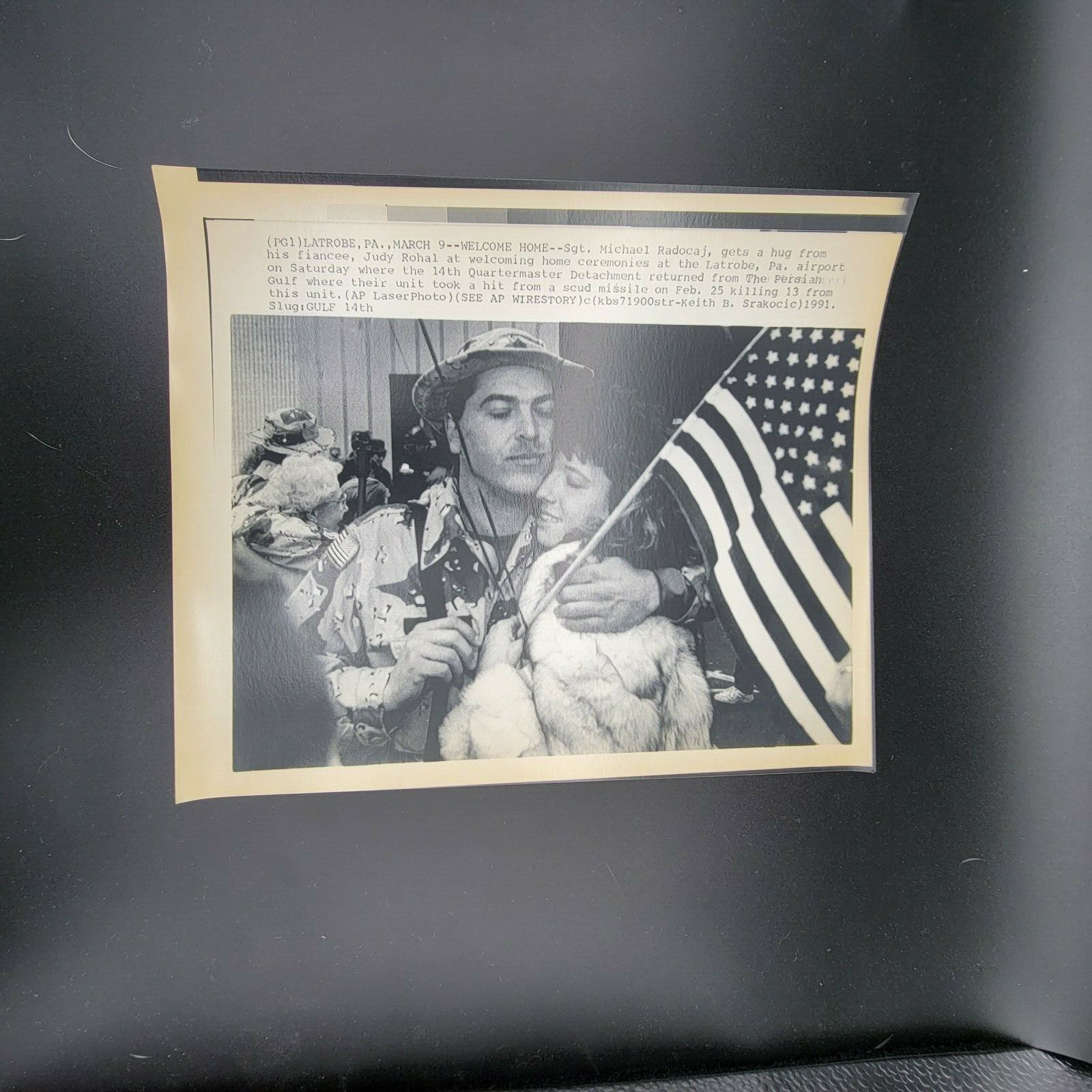 Home with Family AP Leaf Desk Press Photos Gulf War 1991 USA