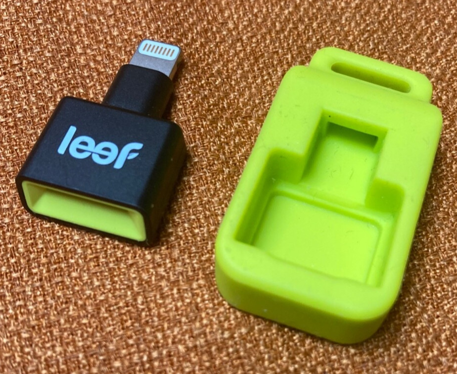 Leef iAccess 3 iOS MicroSD Card Reader for iPhone and iPad with Lightning Port