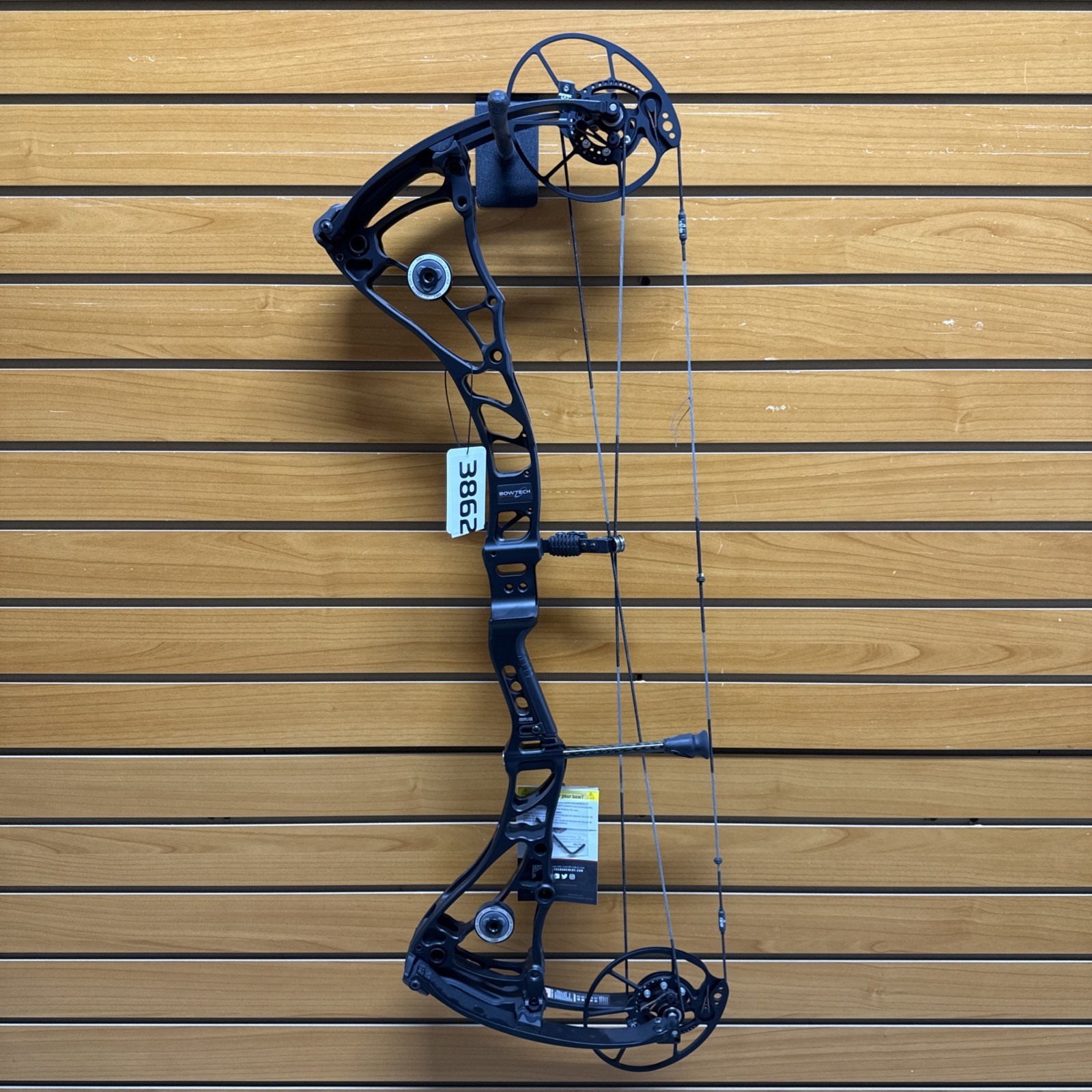 Item 3862 - Bowtech Archery Compound Bow - Core SS - RH - Black - #70 - 26”-31”