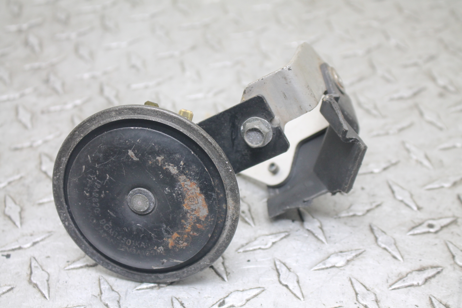 02-03 Yamaha R1 HORN SIGNAL oem bracket