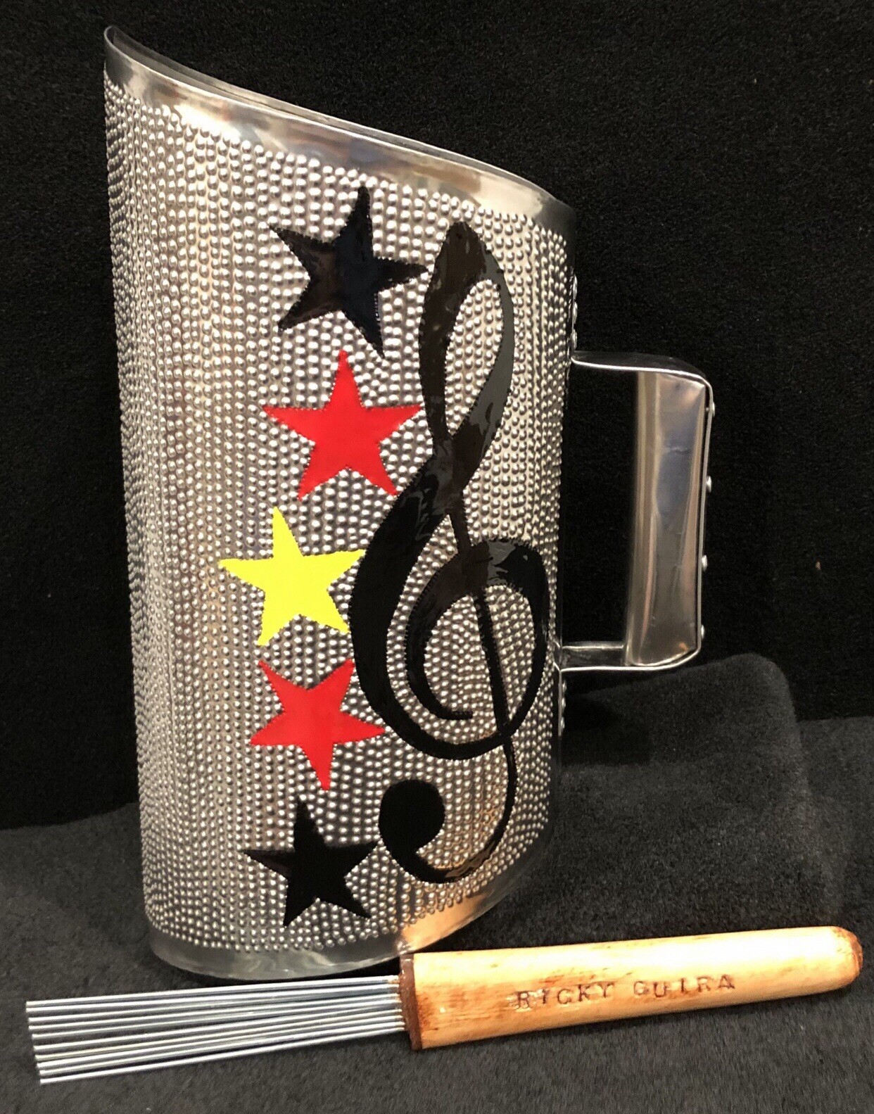 GUIRA PROFESIONAL DOMINICANA 20”X 13” ESTILO REINA CON SU GANCHO INCLUIDO