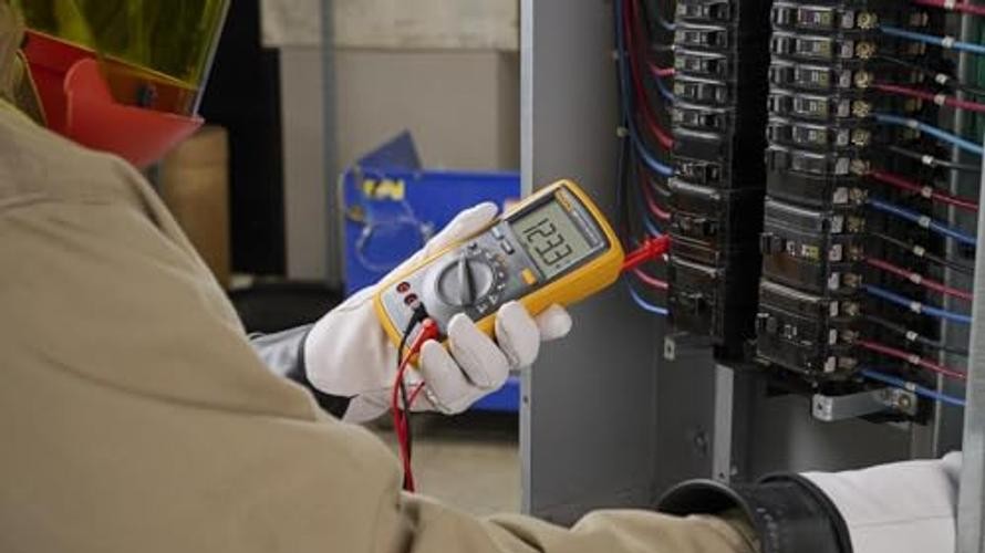 Fluke 15B+ Digital Multimeter, for Electrical Applications, Measures AC/DC