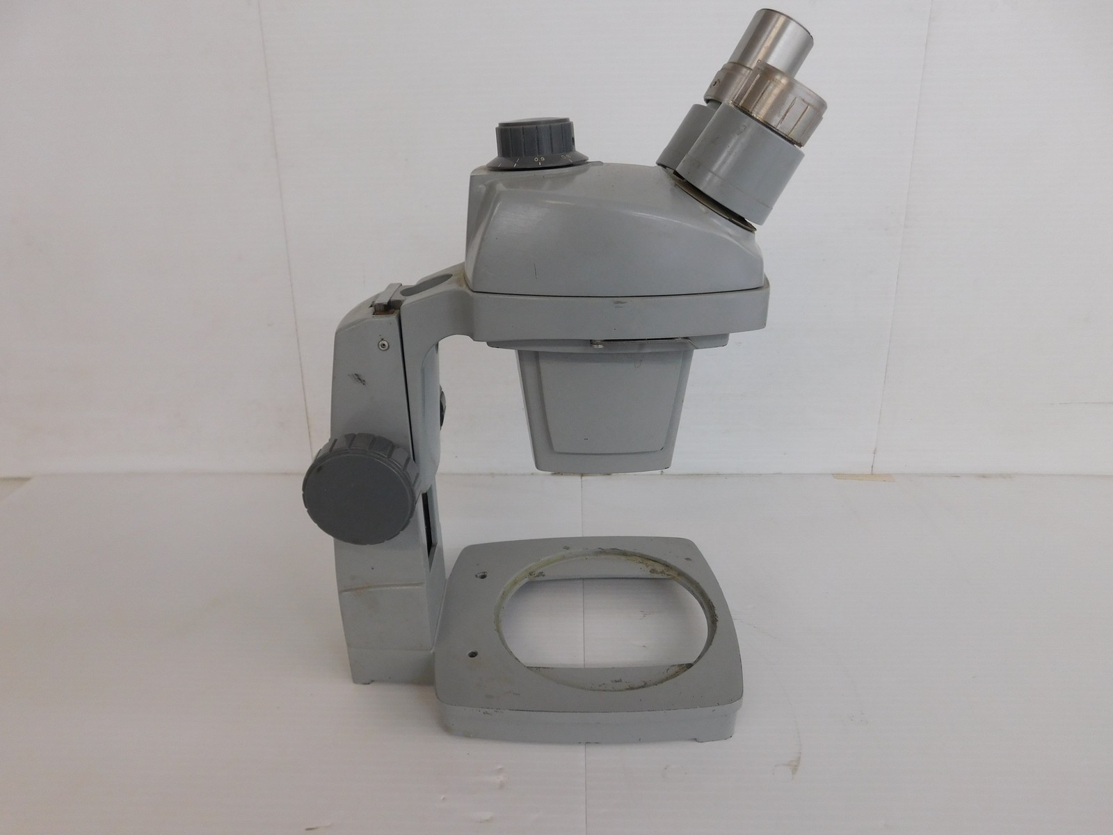 BAUSCH & LOMB 0.7X-3X MICROSCOPE WITH ONE 10XWF EYEPIECE (BSJ78)