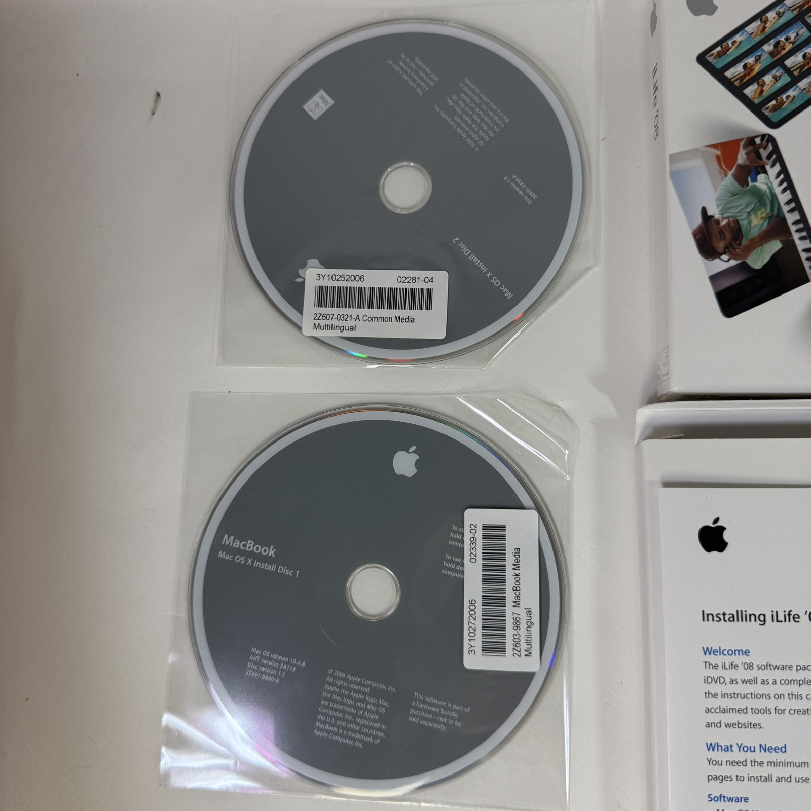 Apple iLife '08 & iWork '08 Trial MacBook discs and accessories