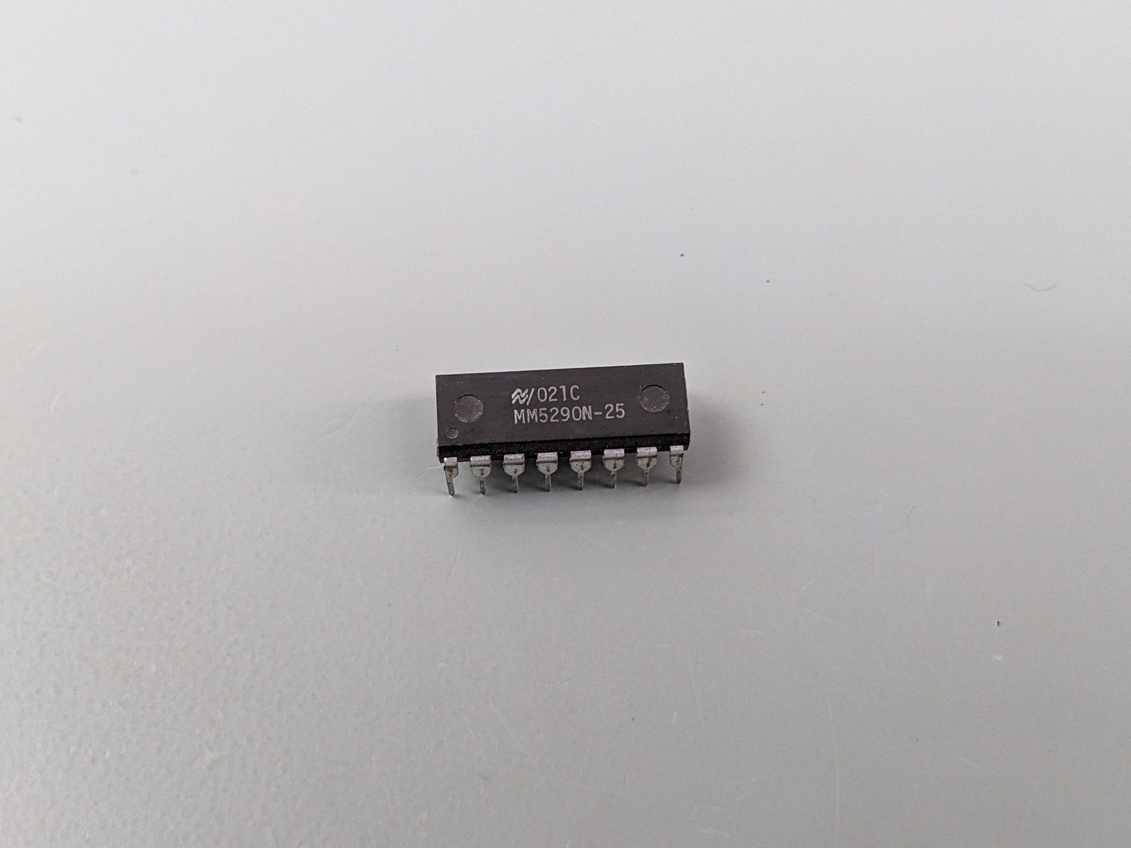 (5) MM5290N-25 16Kx1 DRAM ICs, 4116 Type