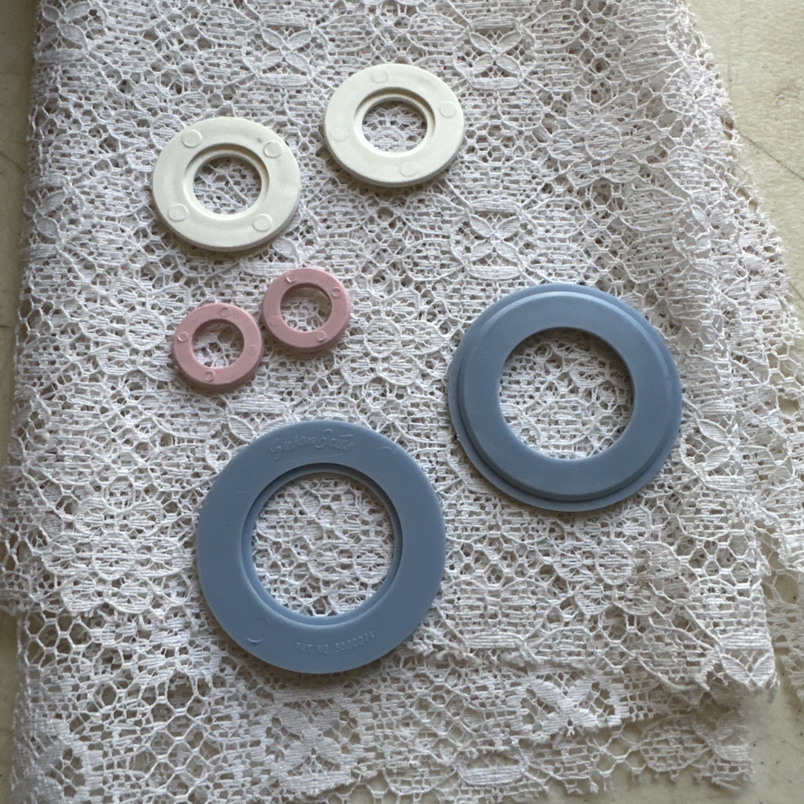 Susan Bates Vintage Plastic 3pc Pom Pon Maker Interlocking Pop 3 Plastic Rings