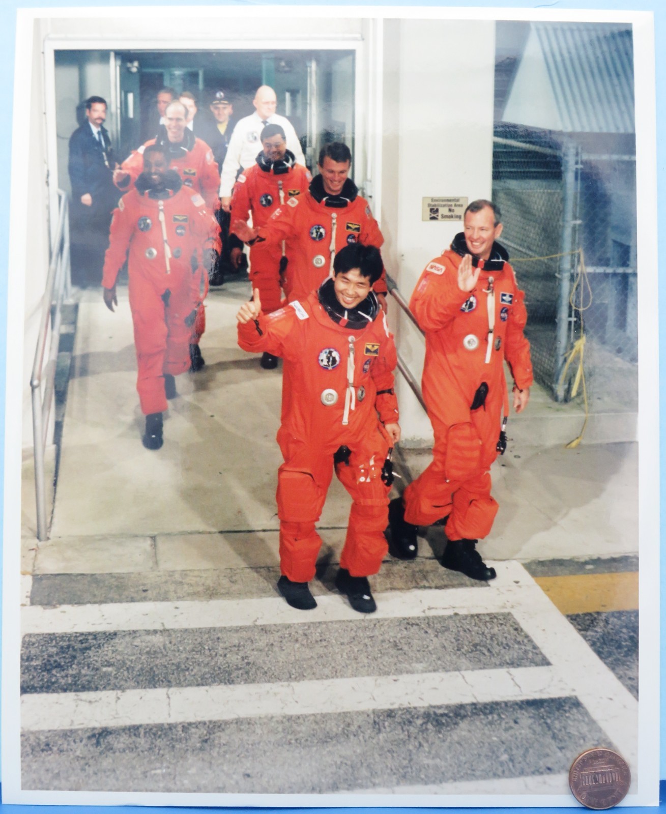 NASA press PHOTO STS-72 Shuttle Endeavour Astronauts Depart Operations Bldg 127