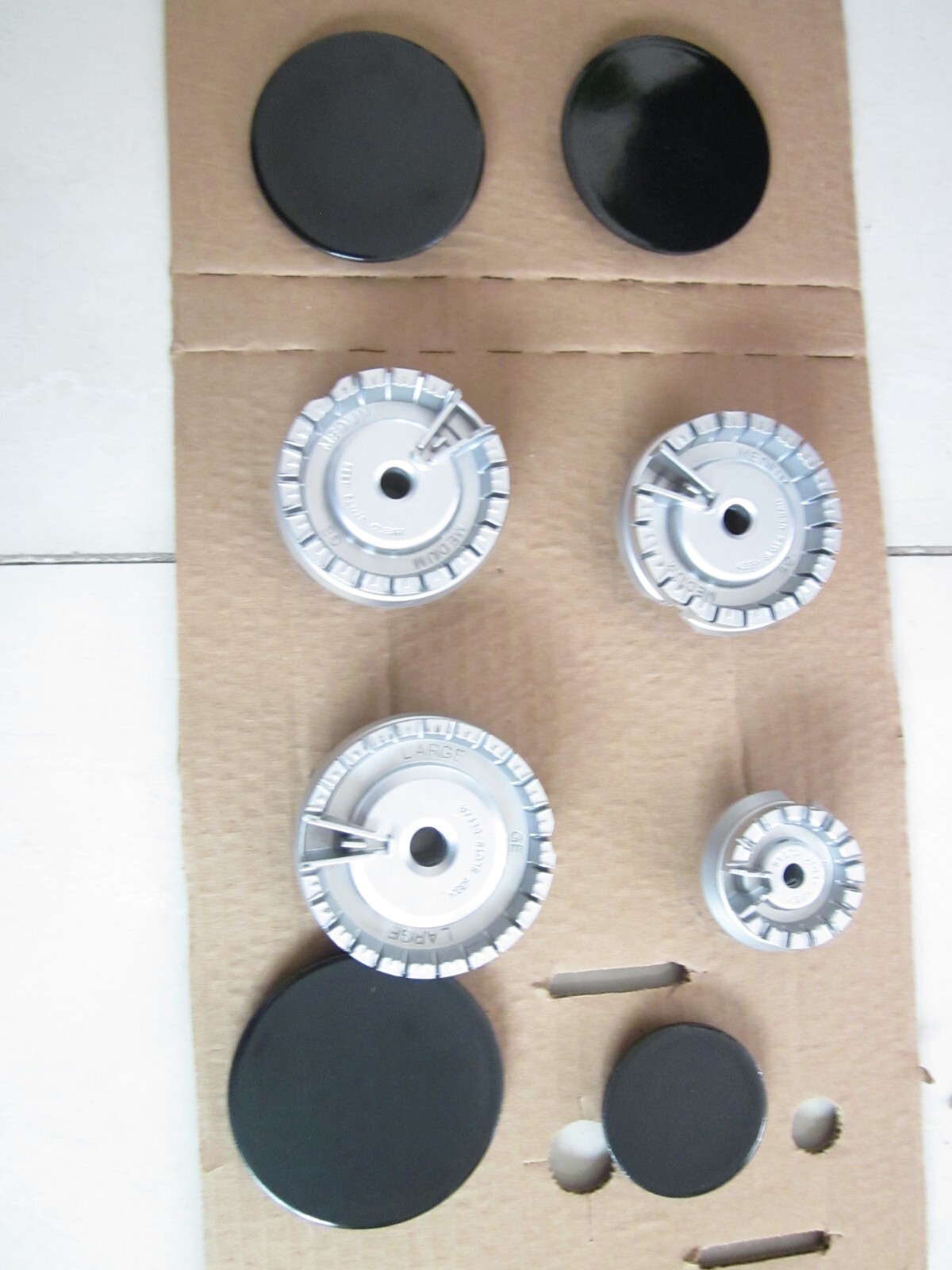 4 Hotpoint Gas Range JGBS30DEK6WW Burners