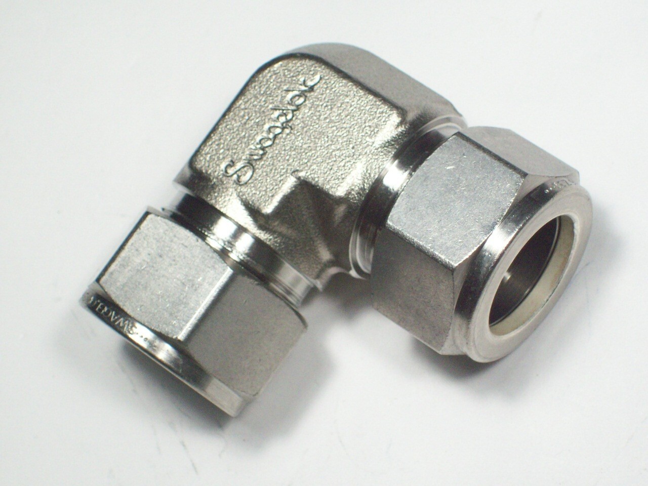 1-Swagelok Stainless Steel Elbow Union, 3/4" OD Tube x 3/4" OD Tube, SS-1210-9