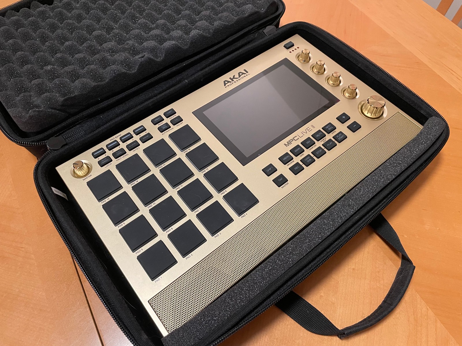 AKAI PROFESSIONAL MPC LIVE 2 GOLD EDITION + MAGMA SEMI-HARD CASE
