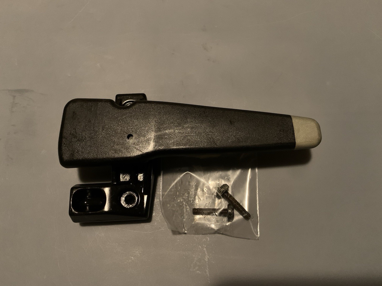 02-13 Chevy Avalanche Cadillac EXT RH PASSENGER Bed Hard Tonneau Cover Latch OE