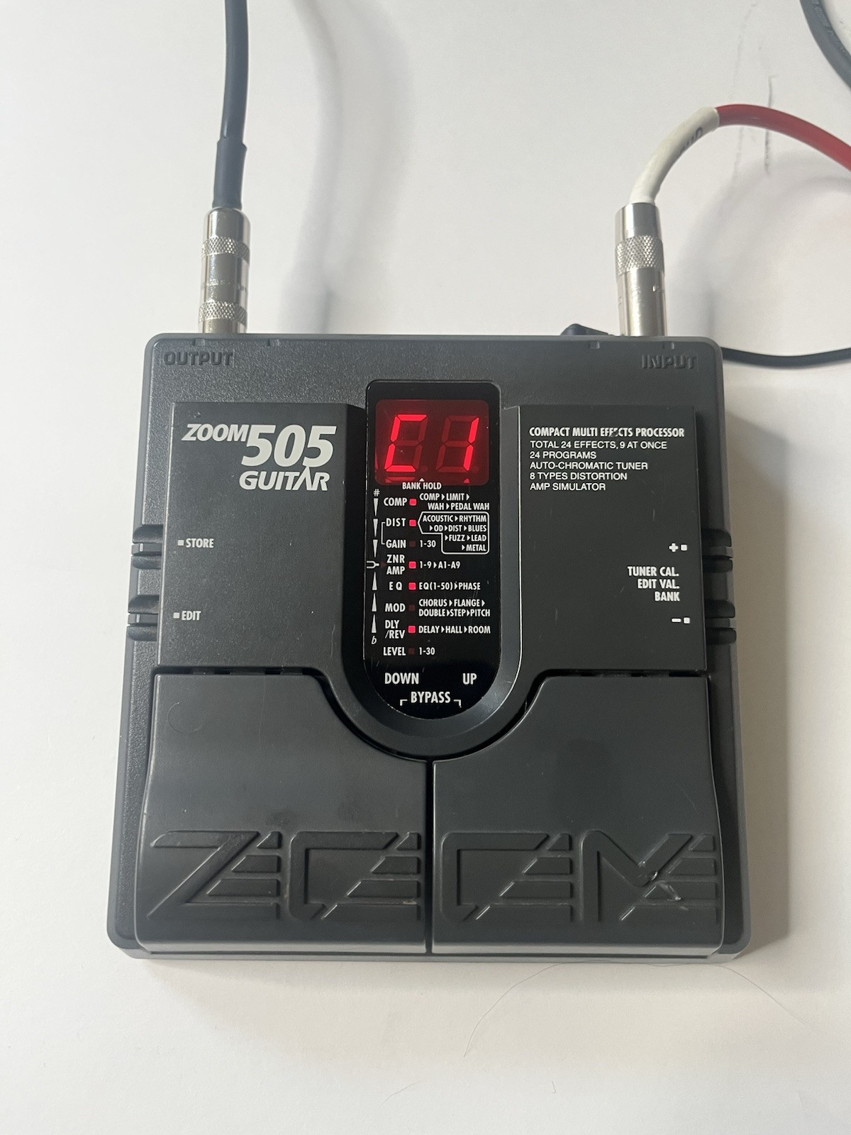 ZOOM 505 Compact Multi Effects Processor (no cables included)