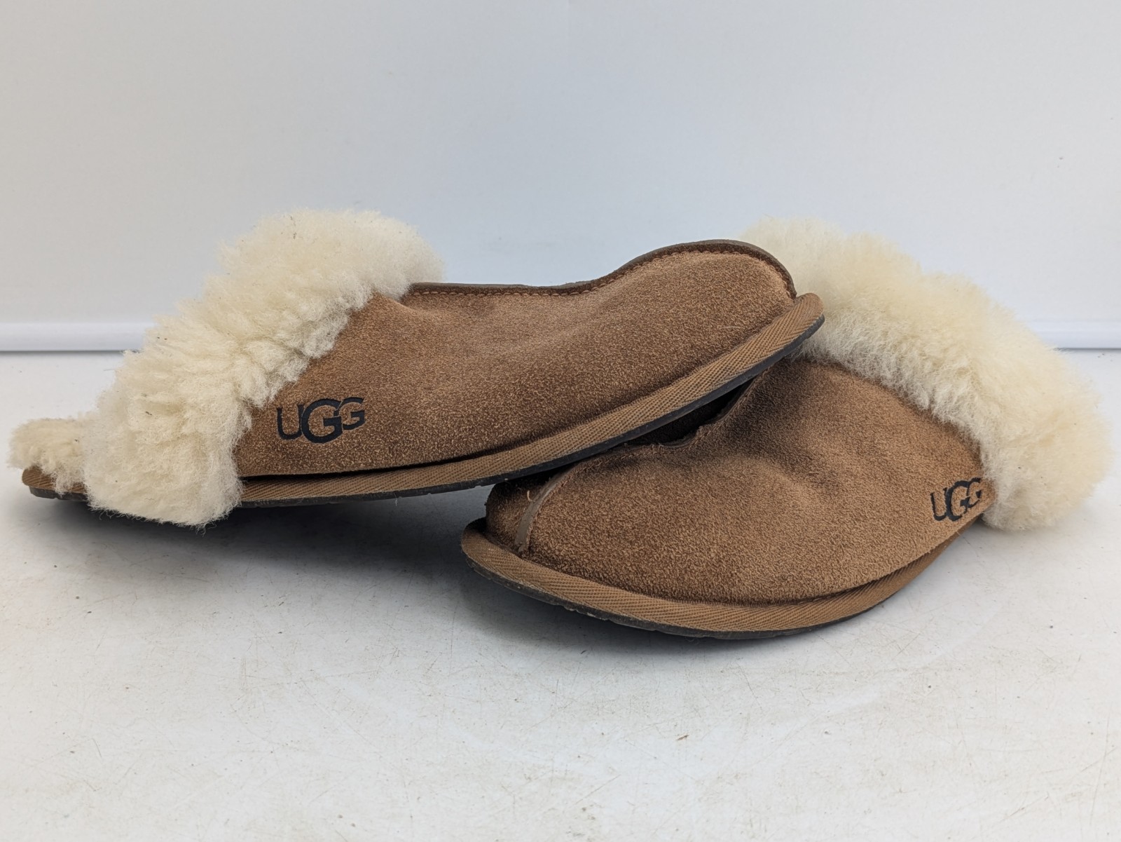 UGG Womens 9 Shearling Suede Scuff Slippers Chestnut Brown Fur Lined Cozy Gift