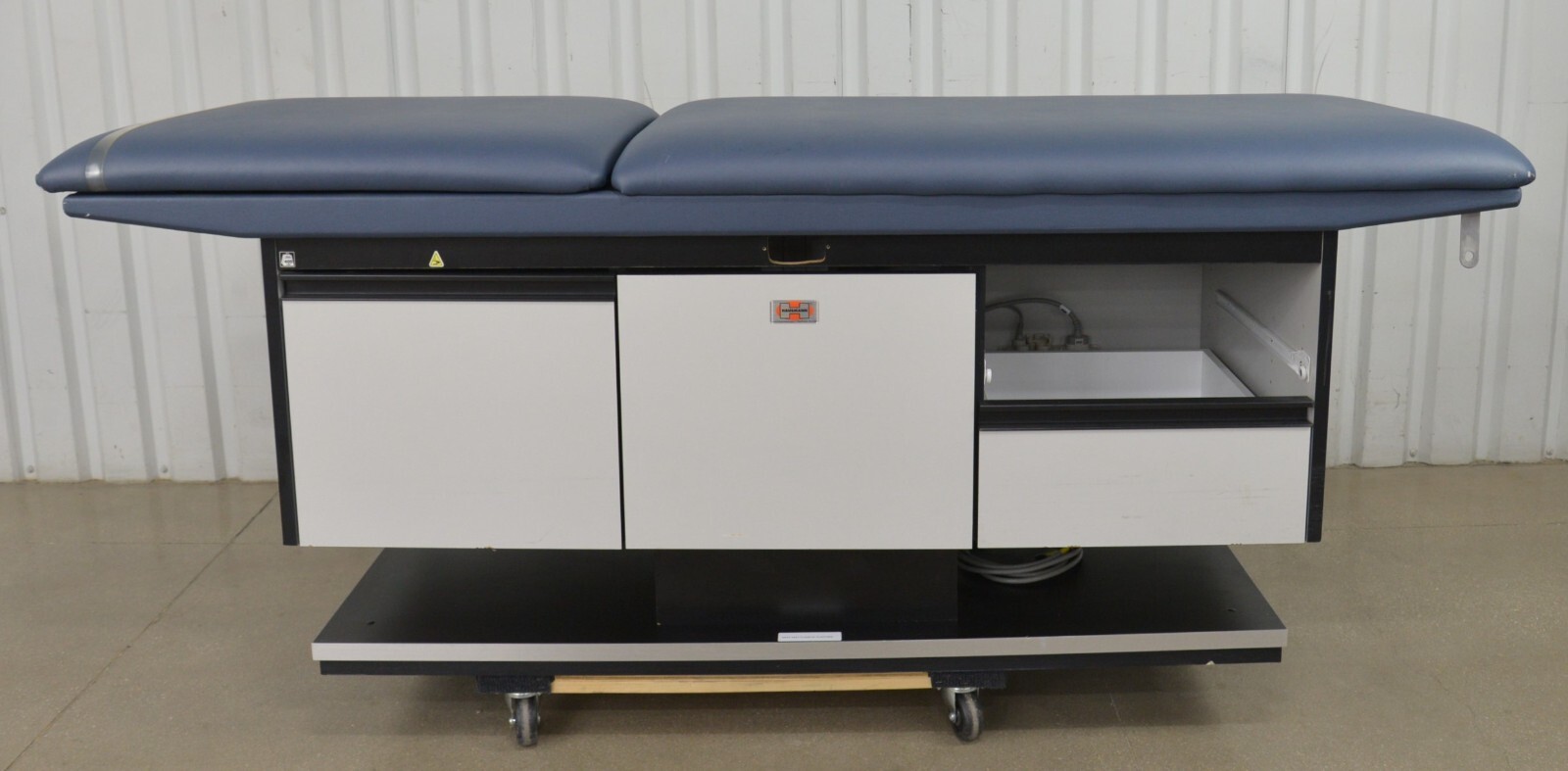 Hausmann Industries 4746 Powermatic 27"x76" Treatment Table