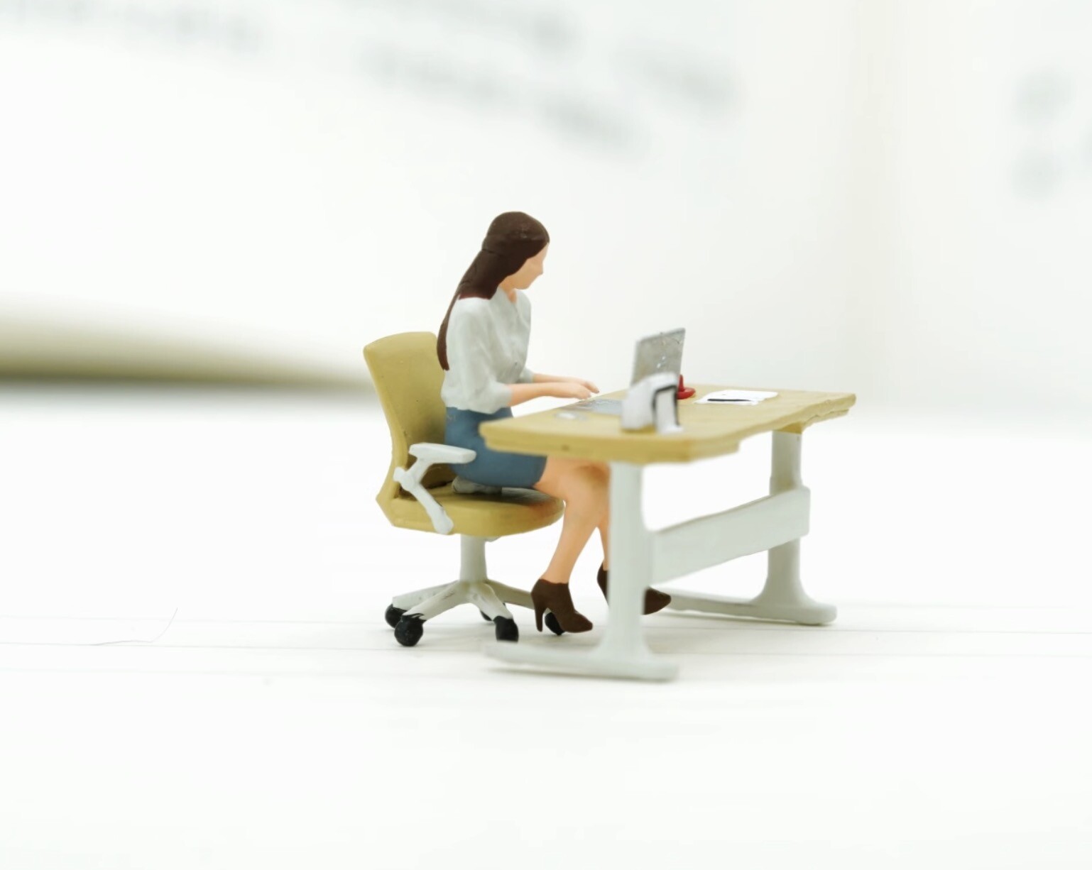 1:64 Painted Figure Model Miniature Resin Diorama Sand Office Lady Table Chair