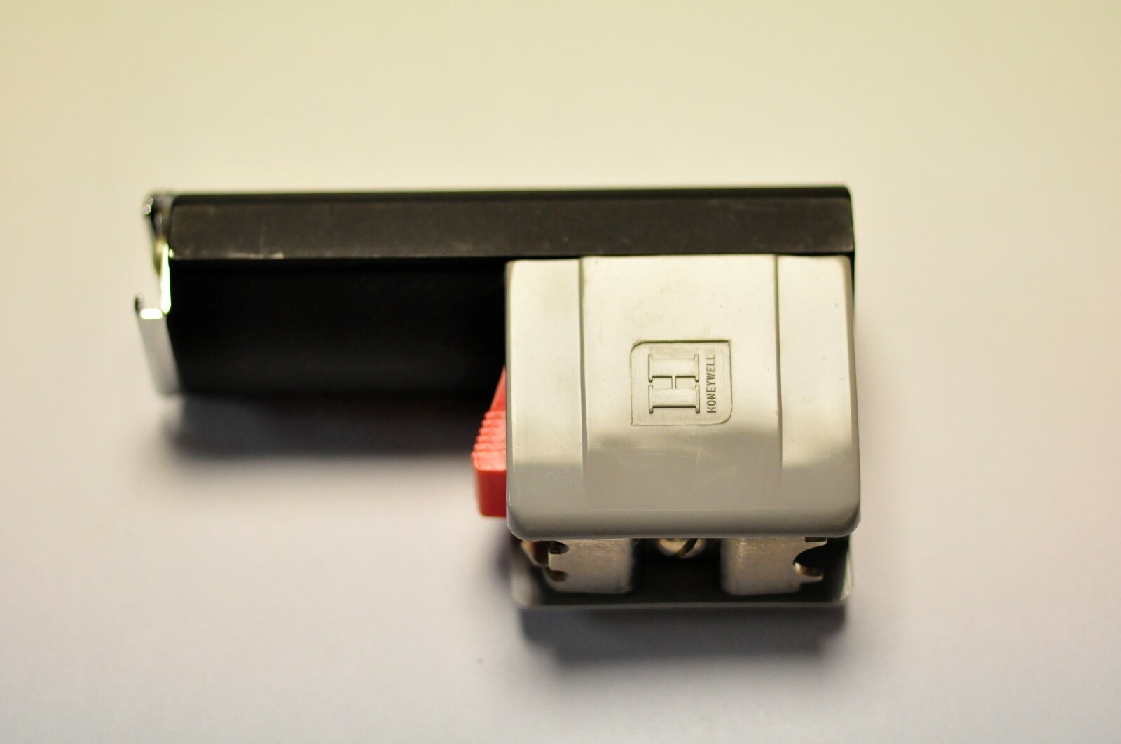 Honeywell Cat. No.366 quick release shoe mount.