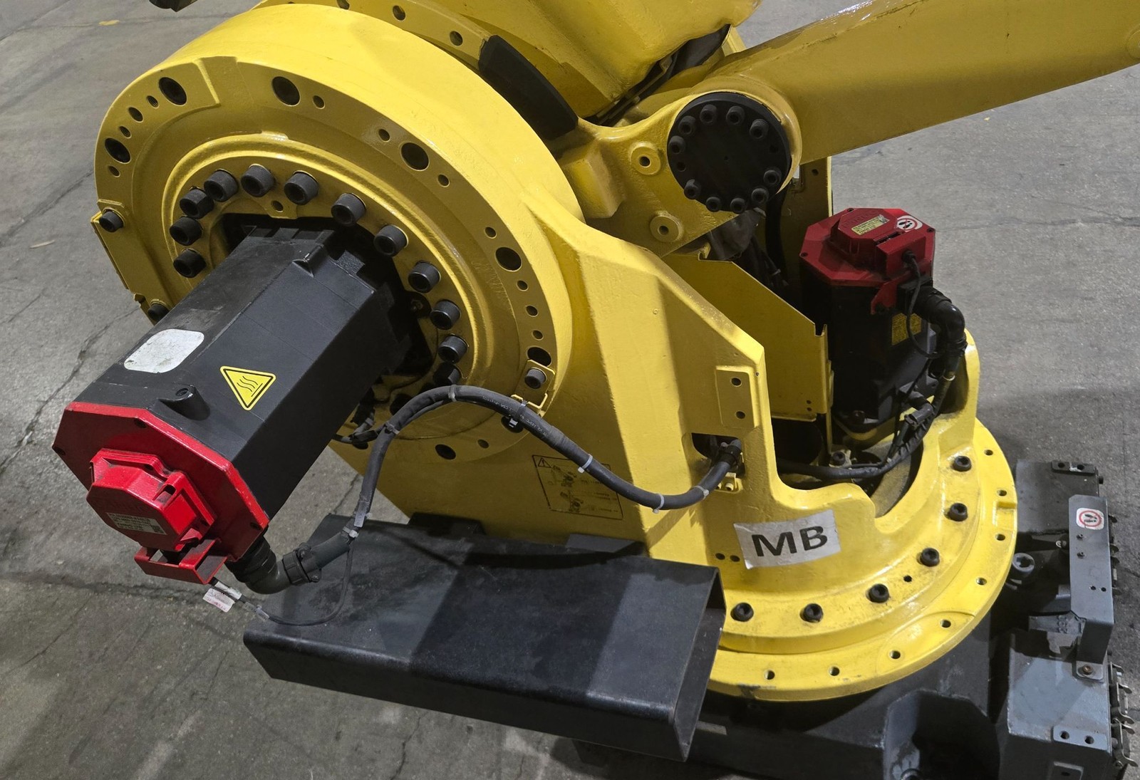 FANUC M900IA/350 Complete with R-J3iC Controller USED