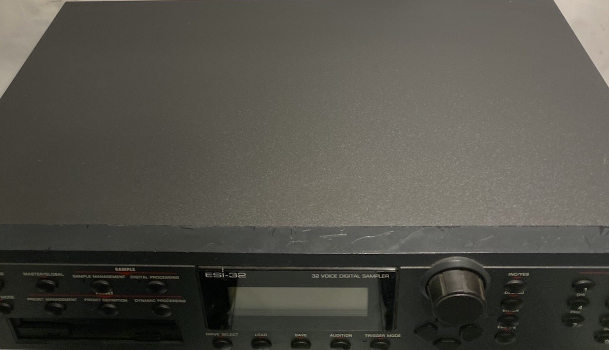 E-MU ESI-32 Rackmount 32-Voice Digital Sampler  Powers Up