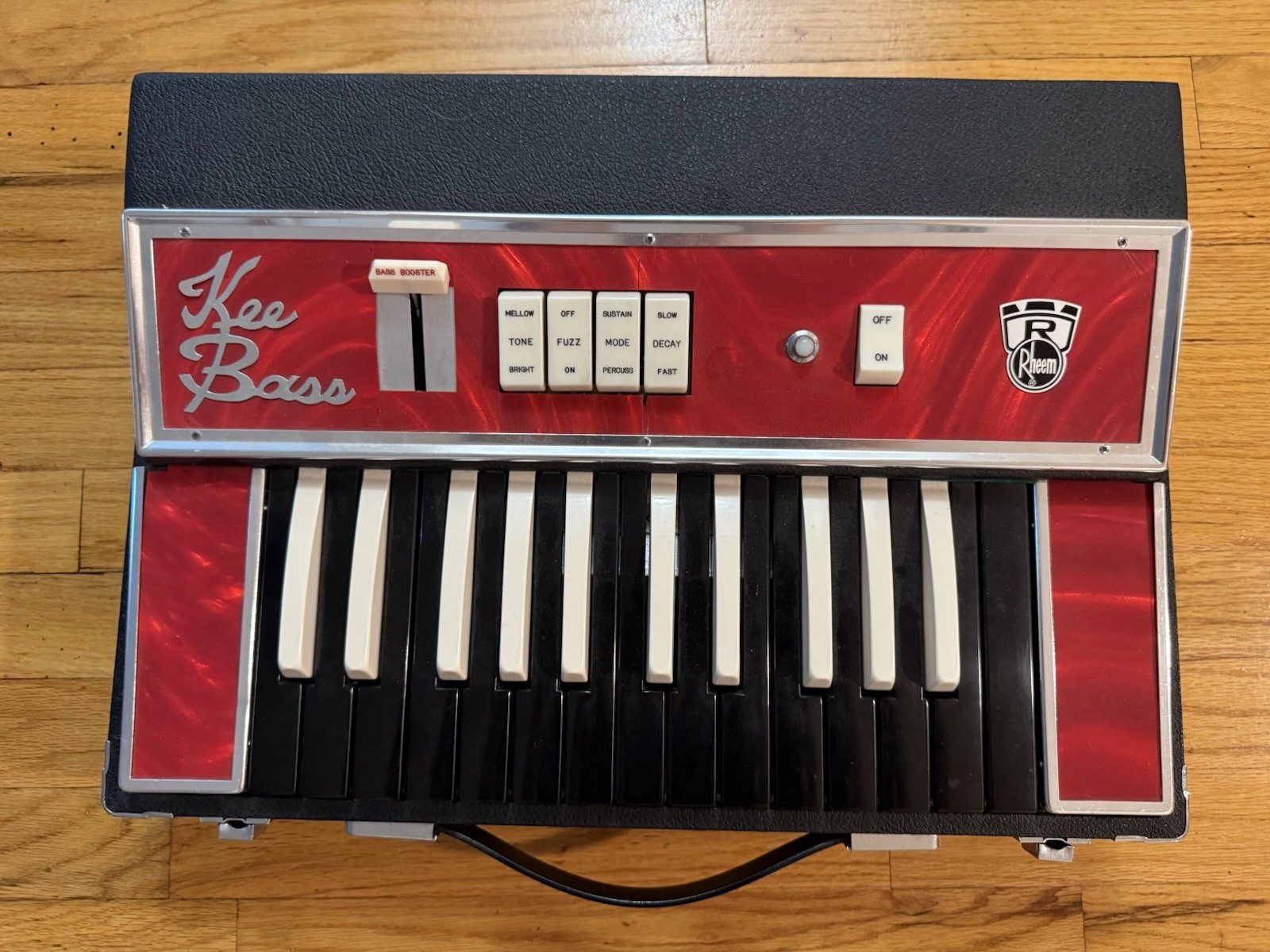 Rheem Kee Bass 25-Key monophonic synth. Plays but needs some work. Sold as is.