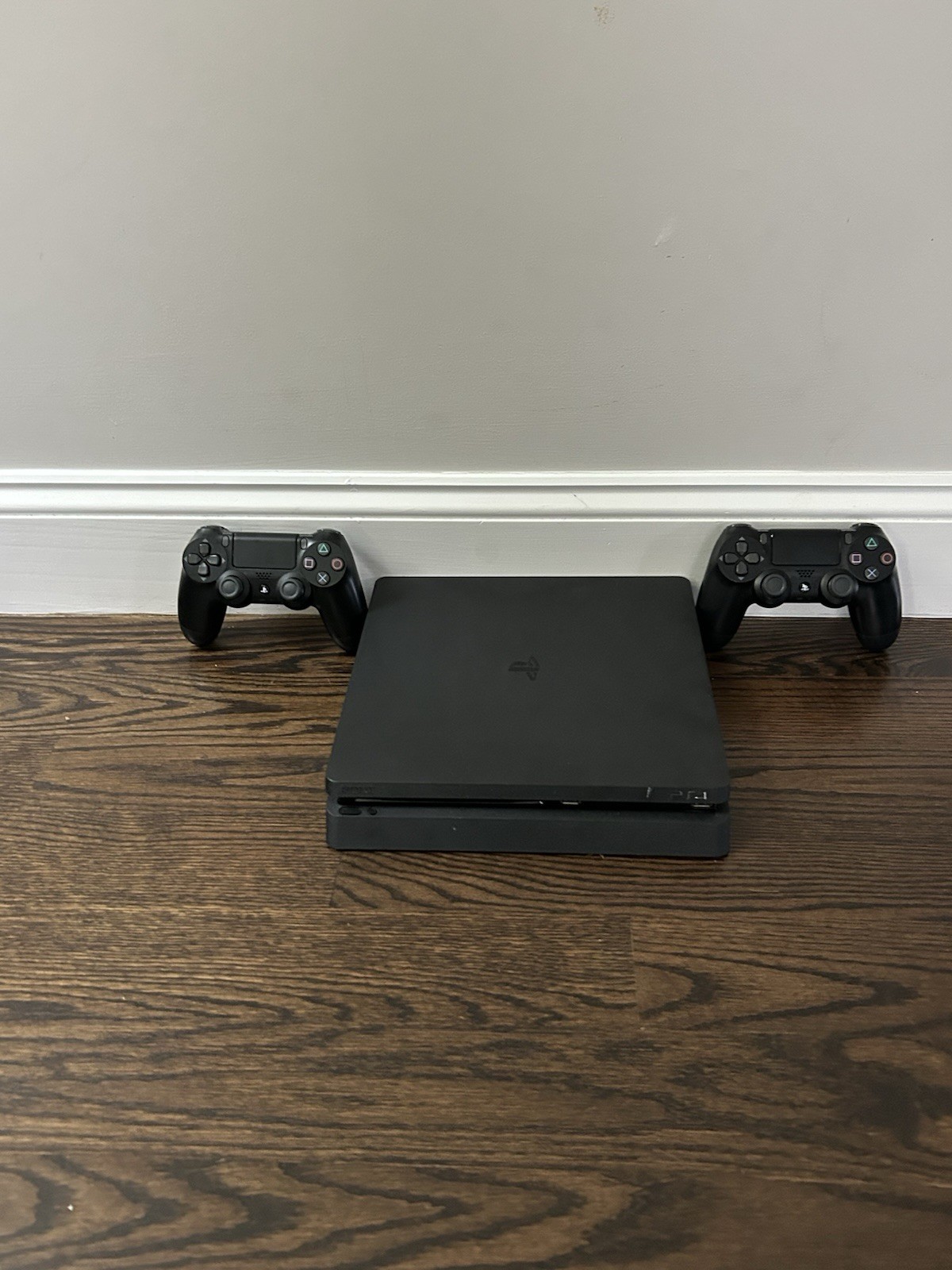 PlayStation 4 With 2 Controllers Charging Station & Wireless Headset & 8 Games ￼