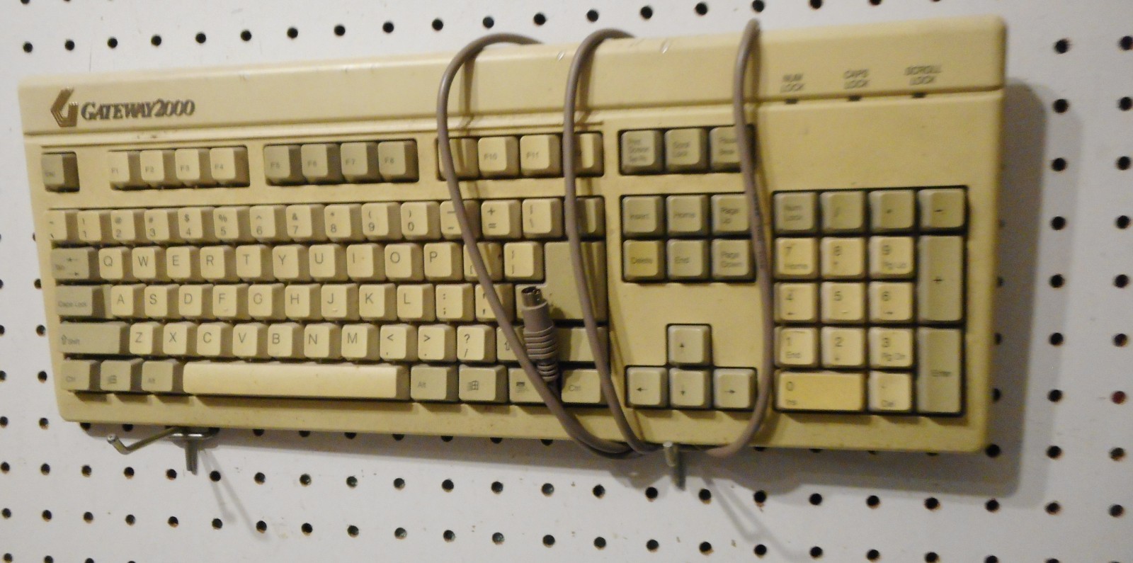 LOT OF 8 UNTESTED VINTAGE KEYBOARDS GATEWAY 2000  DELL COMPAQ