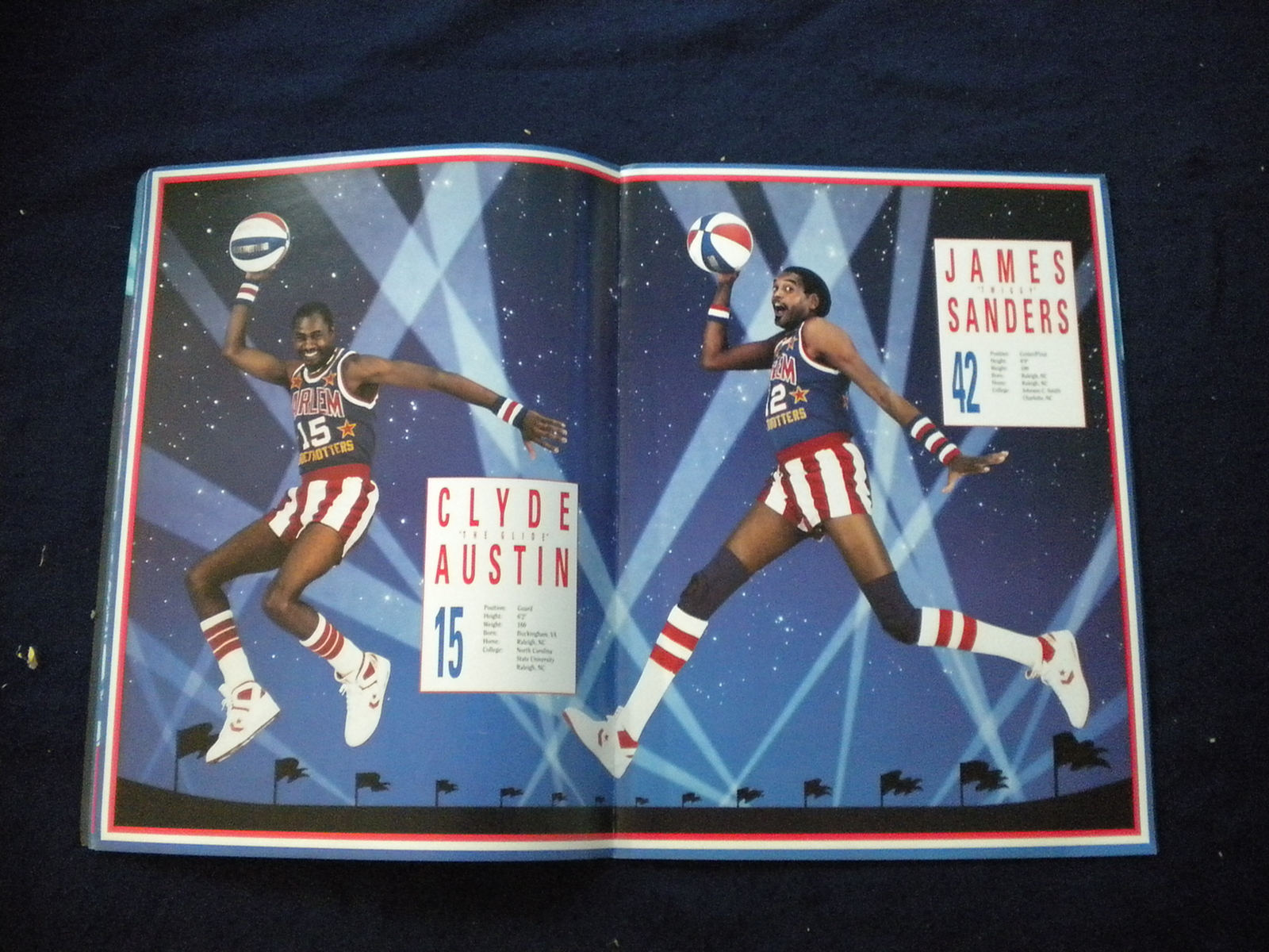 1990 HARLEM GLOBETROTTES WORLD TOUR SOUVENIR PROGRAM - J 8307