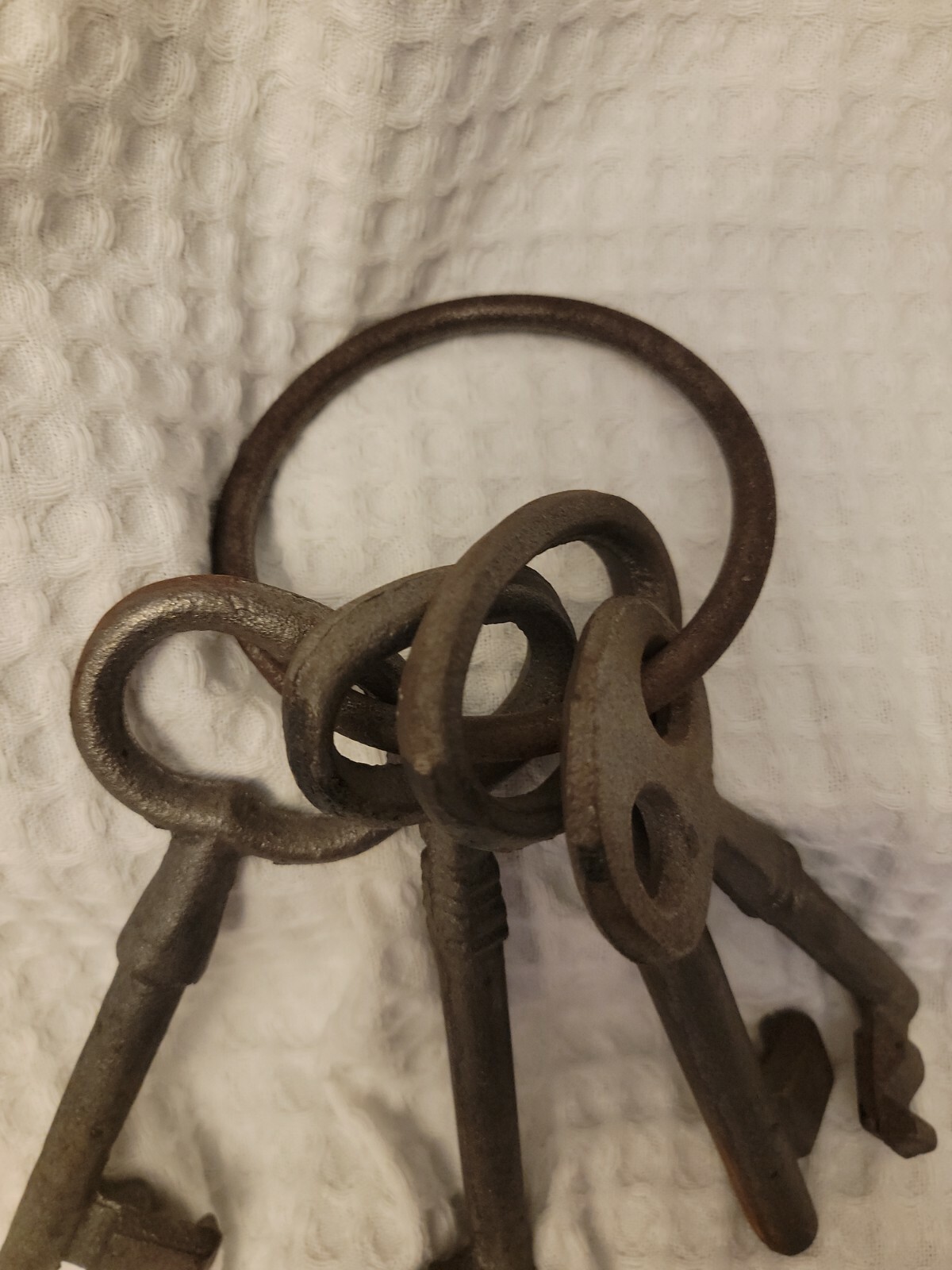 KEYS SET OF 4 CAST IRON Large Cast 7" Keys on Ring KEYRING
