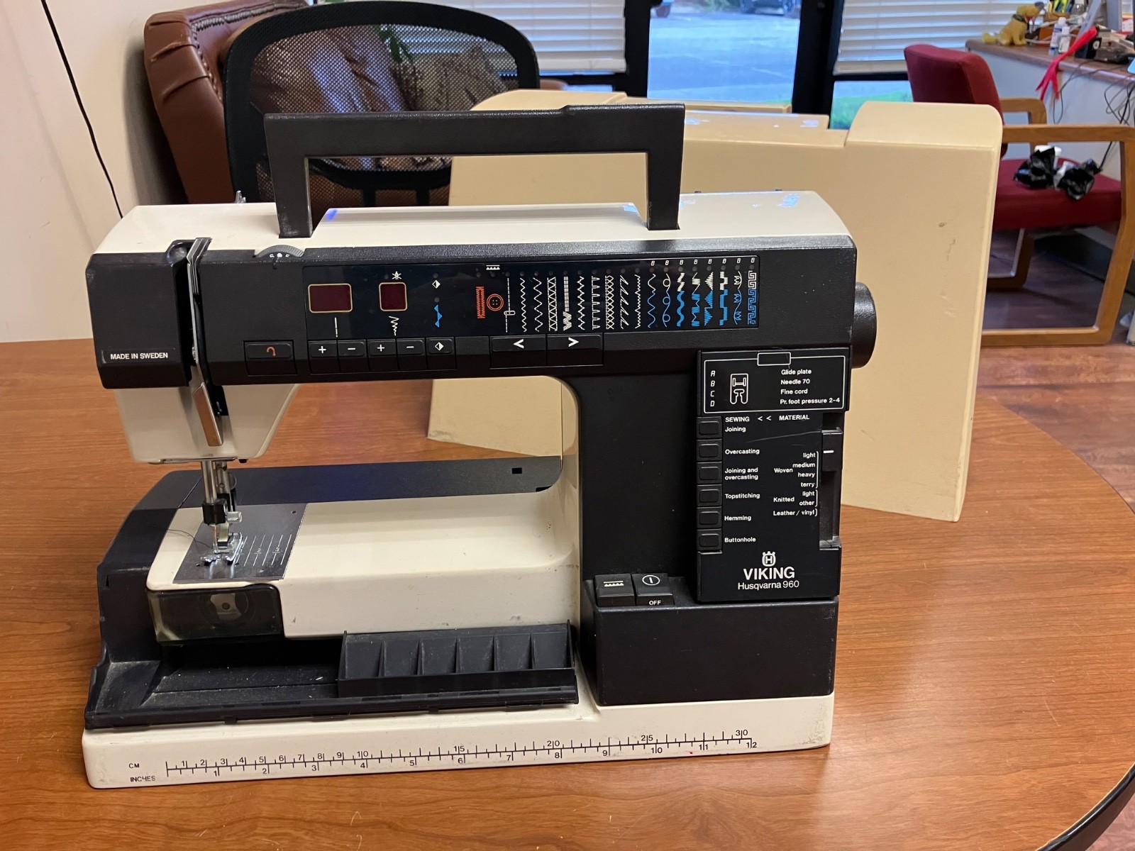 Vintage Husqvarna Viking 960 Sewing Machine (NO FOOT PEDAL / POWER CORD)