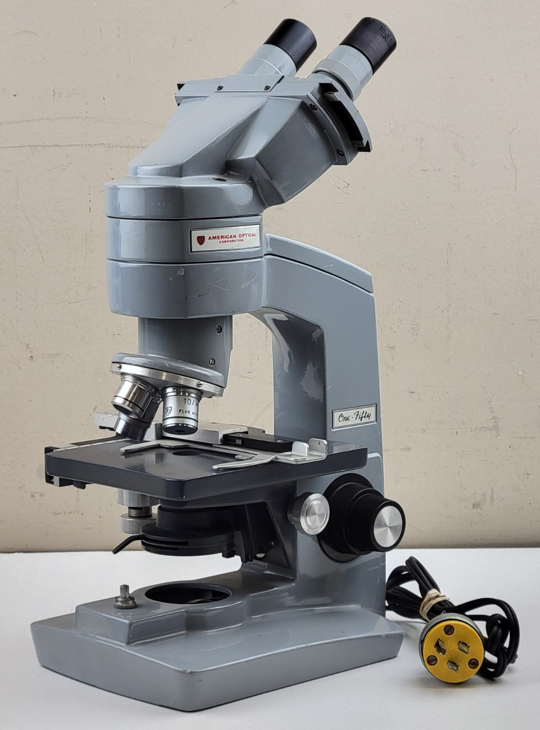 American Optical AO One-Fifty (150) Microscope w/ 3 Objectives - *POWERS ON*