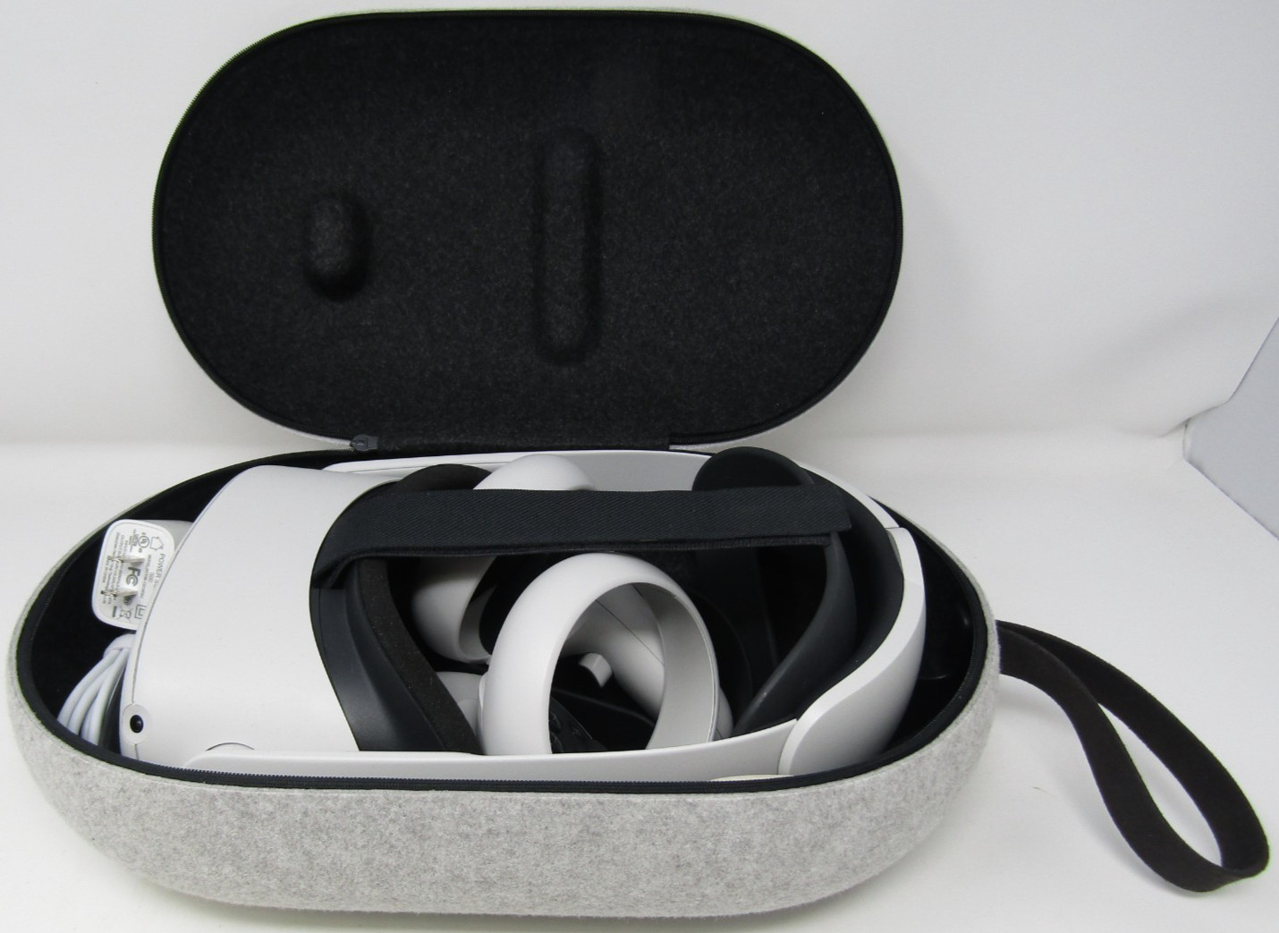 Meta Quest Oculus 2 256GB White VR Headset w/Controllers and Carrying Case