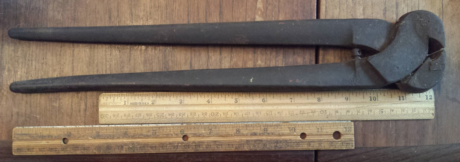 Vintage Unbranded Nipper Nail Puller Tool 15"