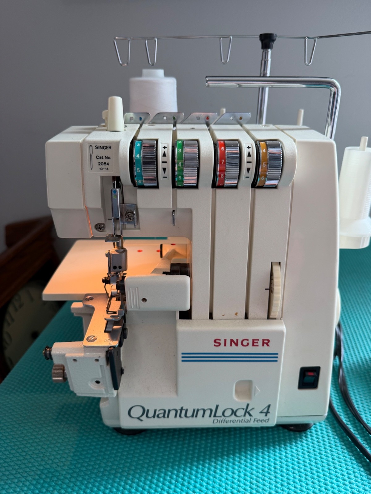 SINGER QuantumLock 14U Serger Sewing Machine - Working - Missing Cylinder Cover