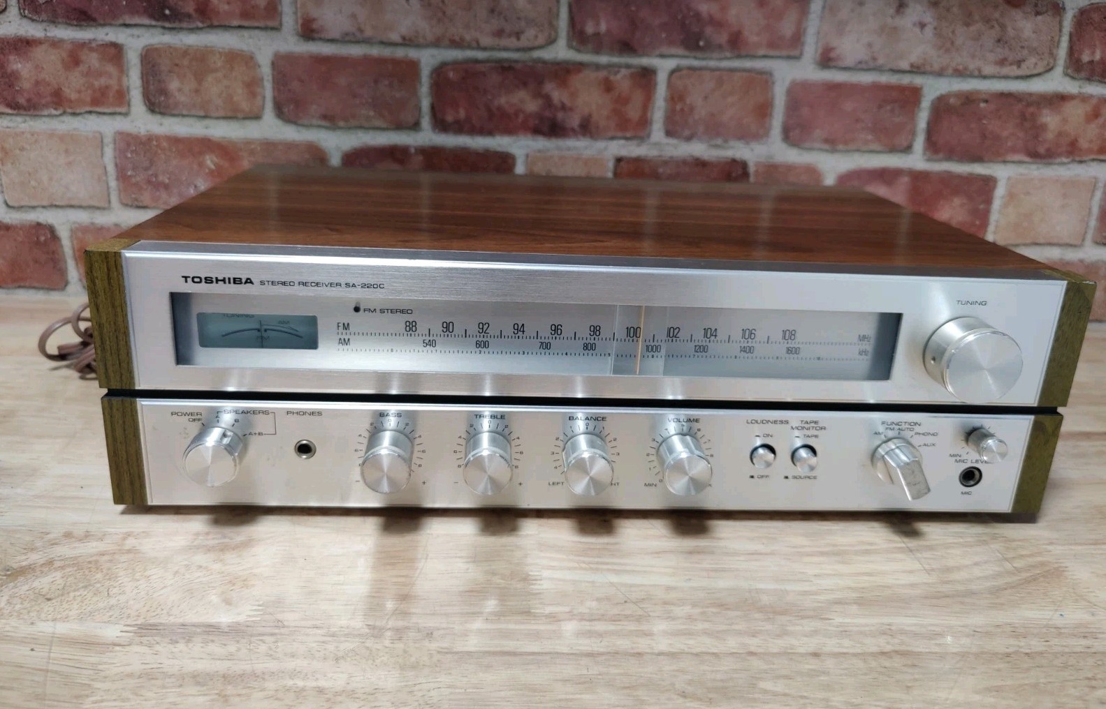 Vintage Toshiba Stereo Receiver SA-220C  PLEASE READ