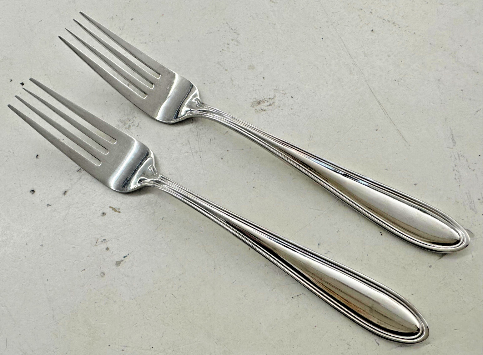 2 Dinner Forks Wallace Modern Thread Stainless 18/10 Glossy Outline Edge 7 3/4"