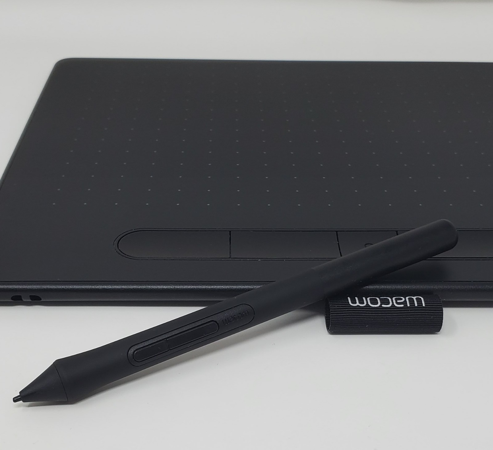 Wacom Intuos Medium Bluetooth Graphics Drawing Tablet Portable CTL6100WL w/ PEN